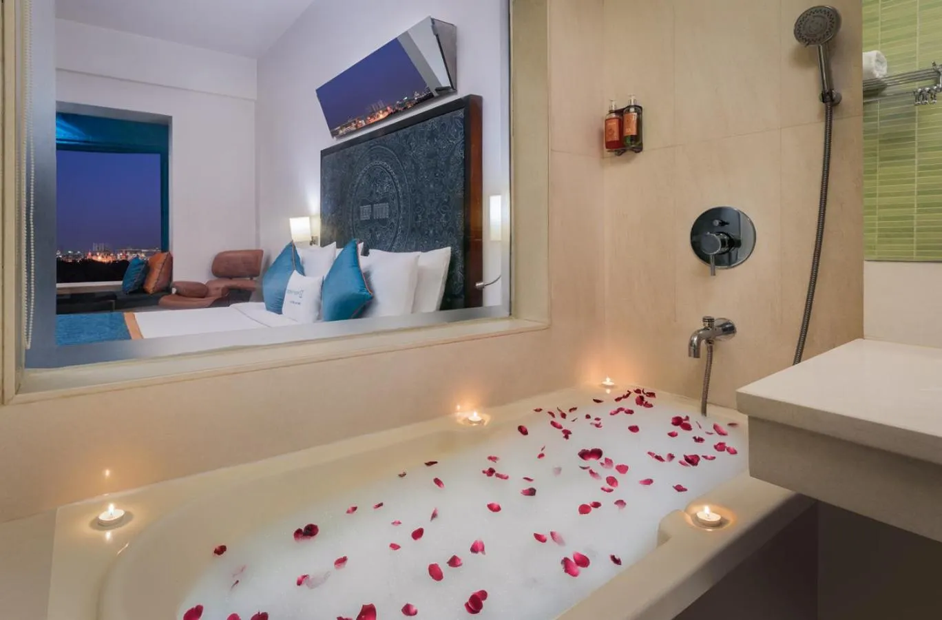 Hot Tub, Bed in Golden Tulip City Centre Gurgaon