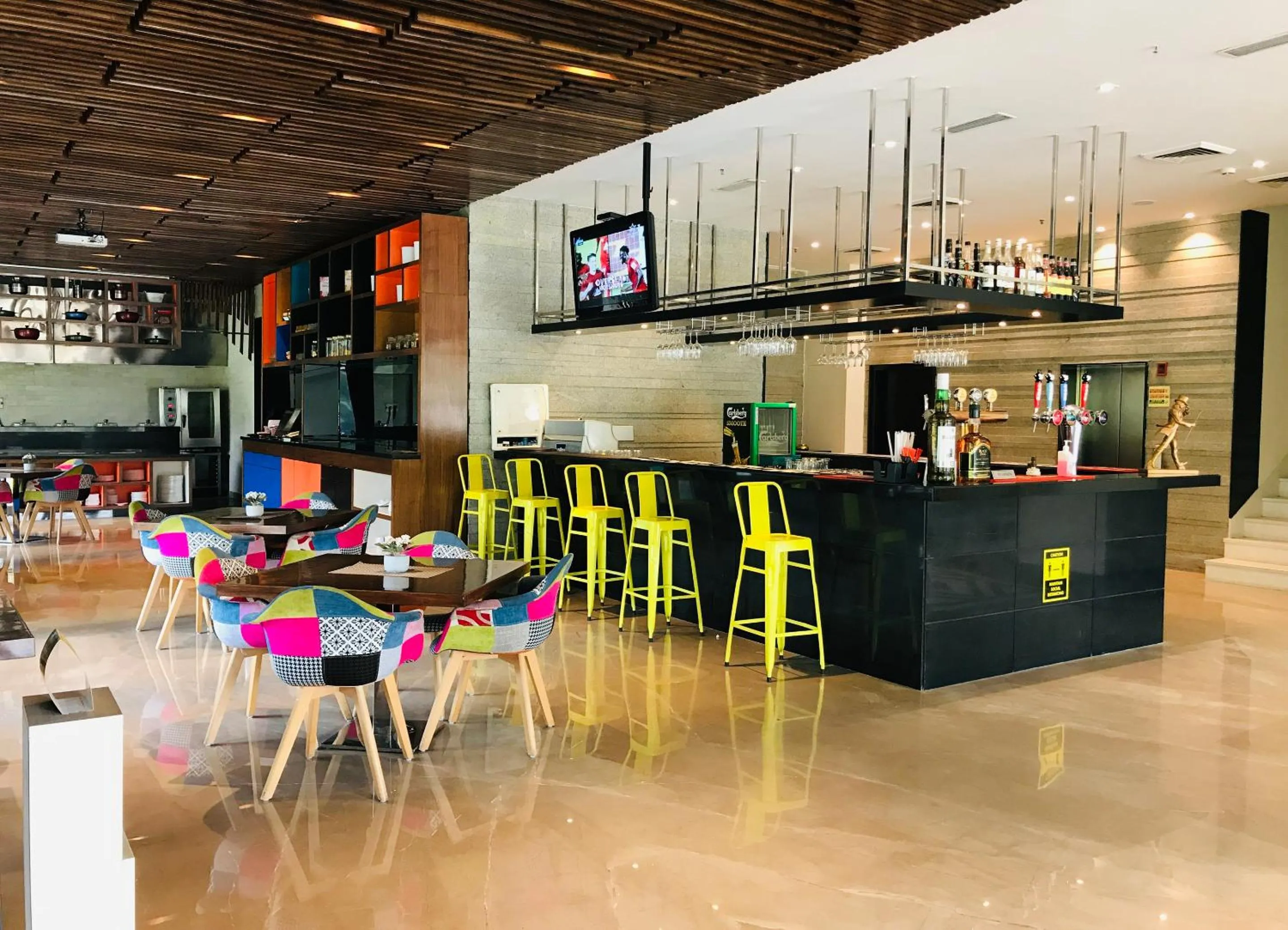 Lounge or bar in Golden Tulip City Centre Gurgaon