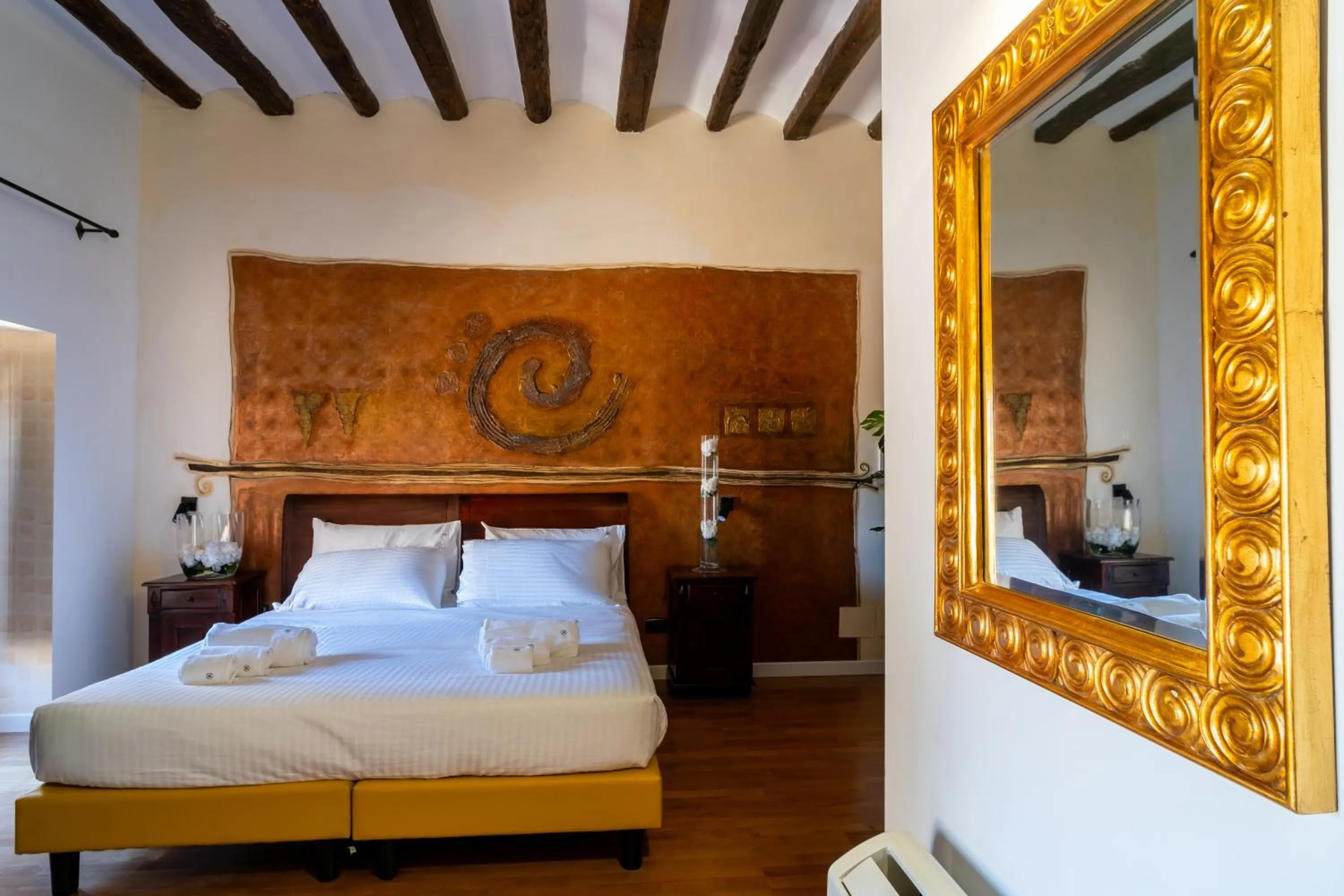 Photo of the whole room, Bed in Grand Hotel La Batia