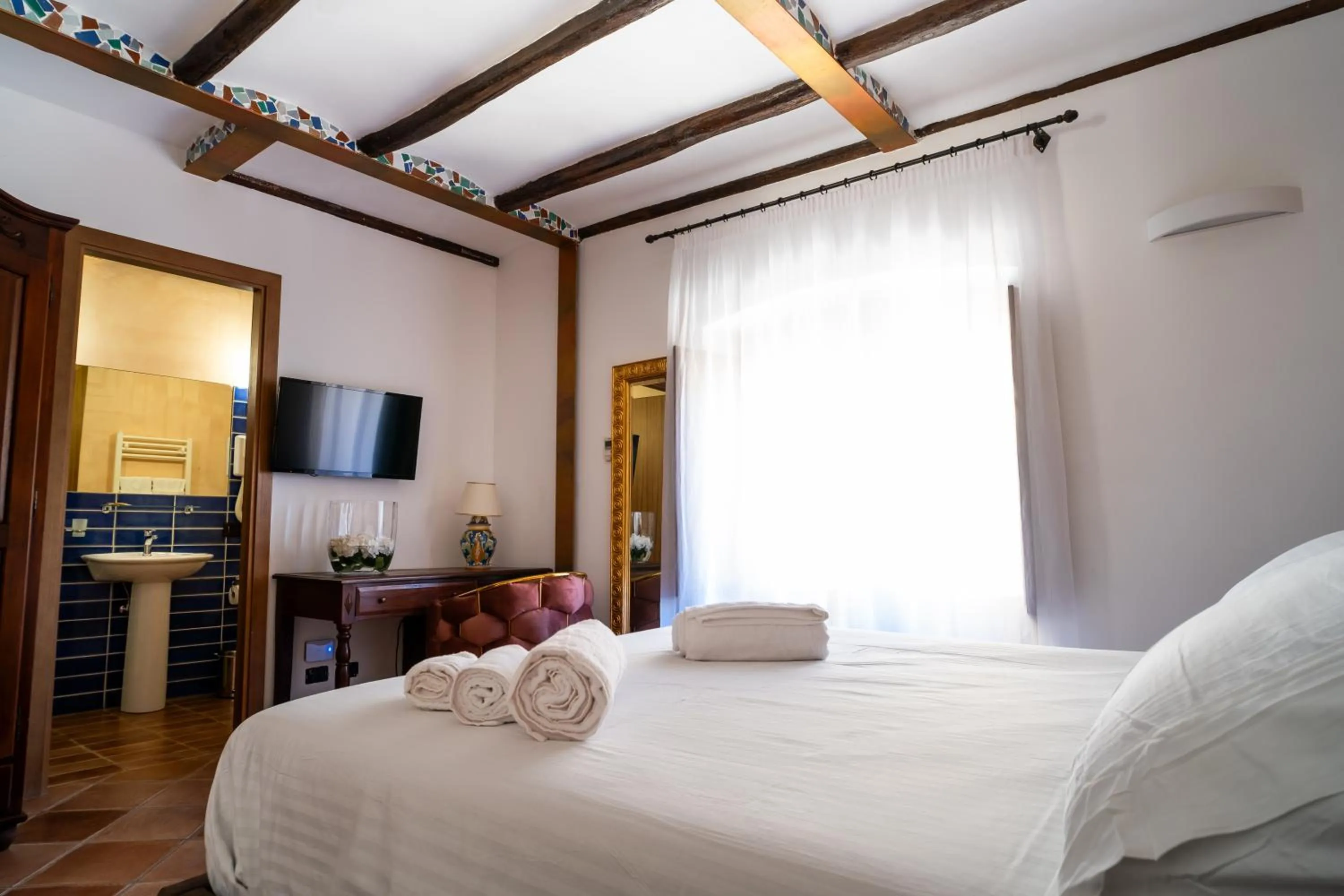 Photo of the whole room, Bed in Grand Hotel La Batia