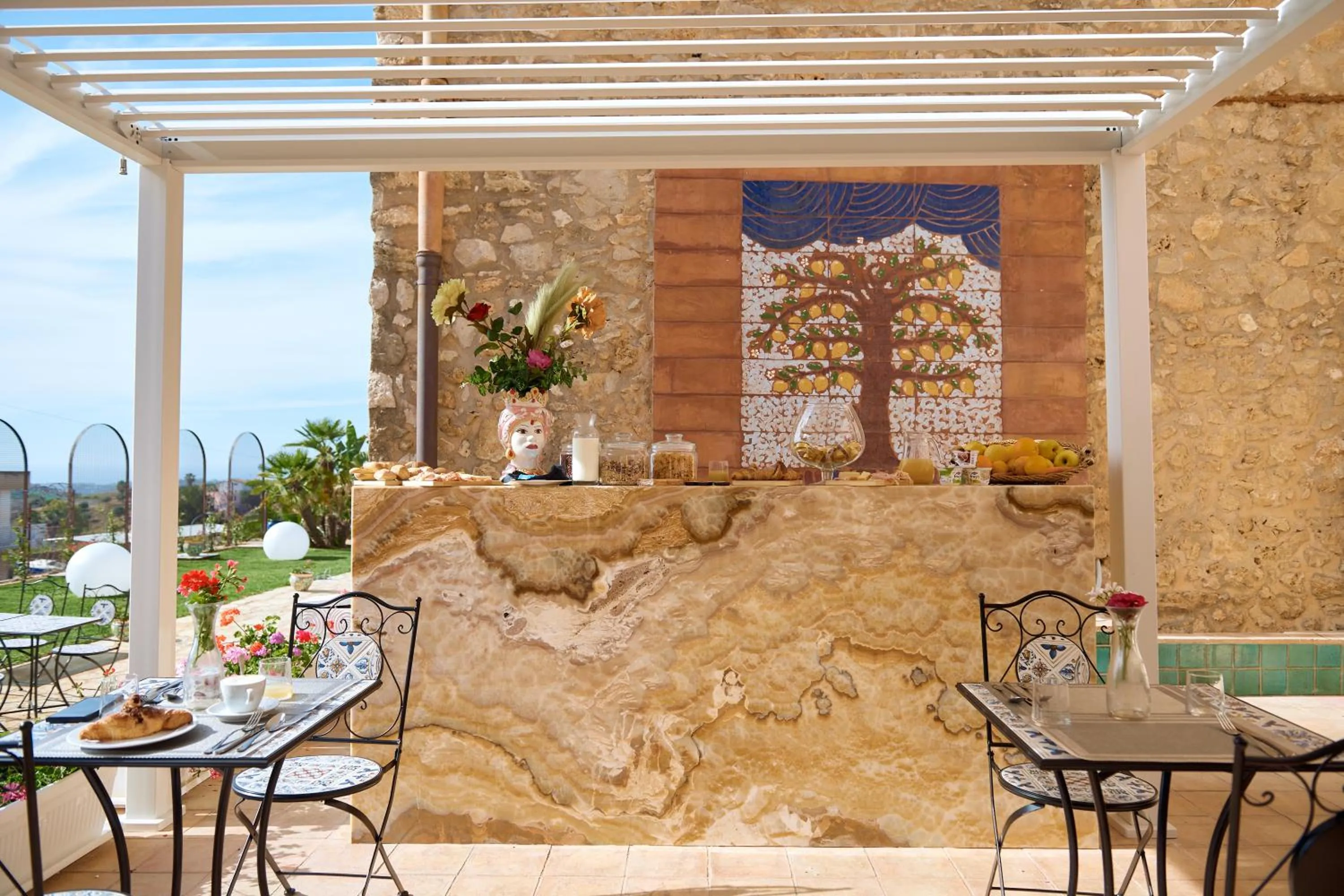 Patio in Grand Hotel La Batia