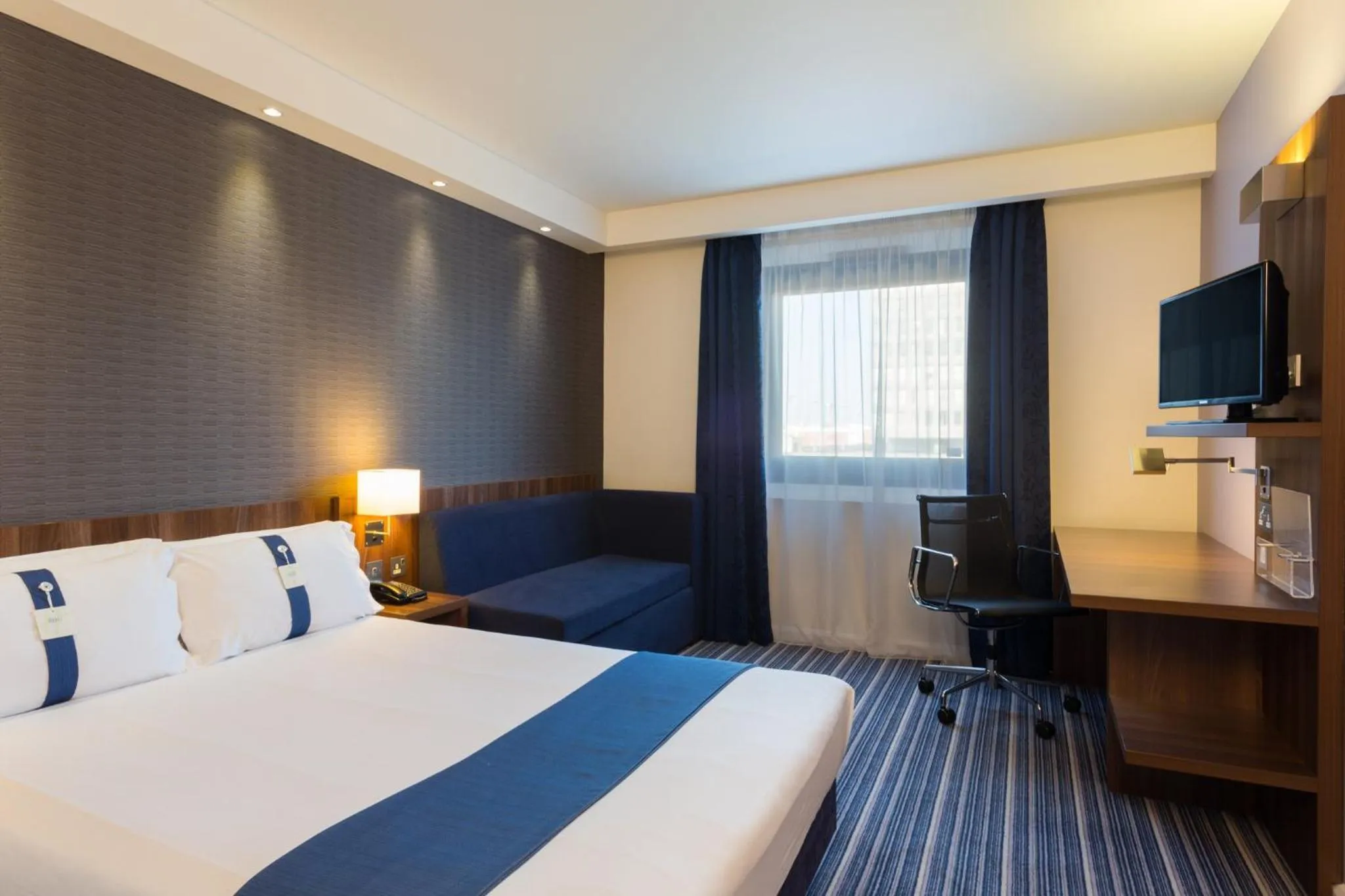 Photo of the whole room, Bed in Holiday Inn Express Harlow by IHG