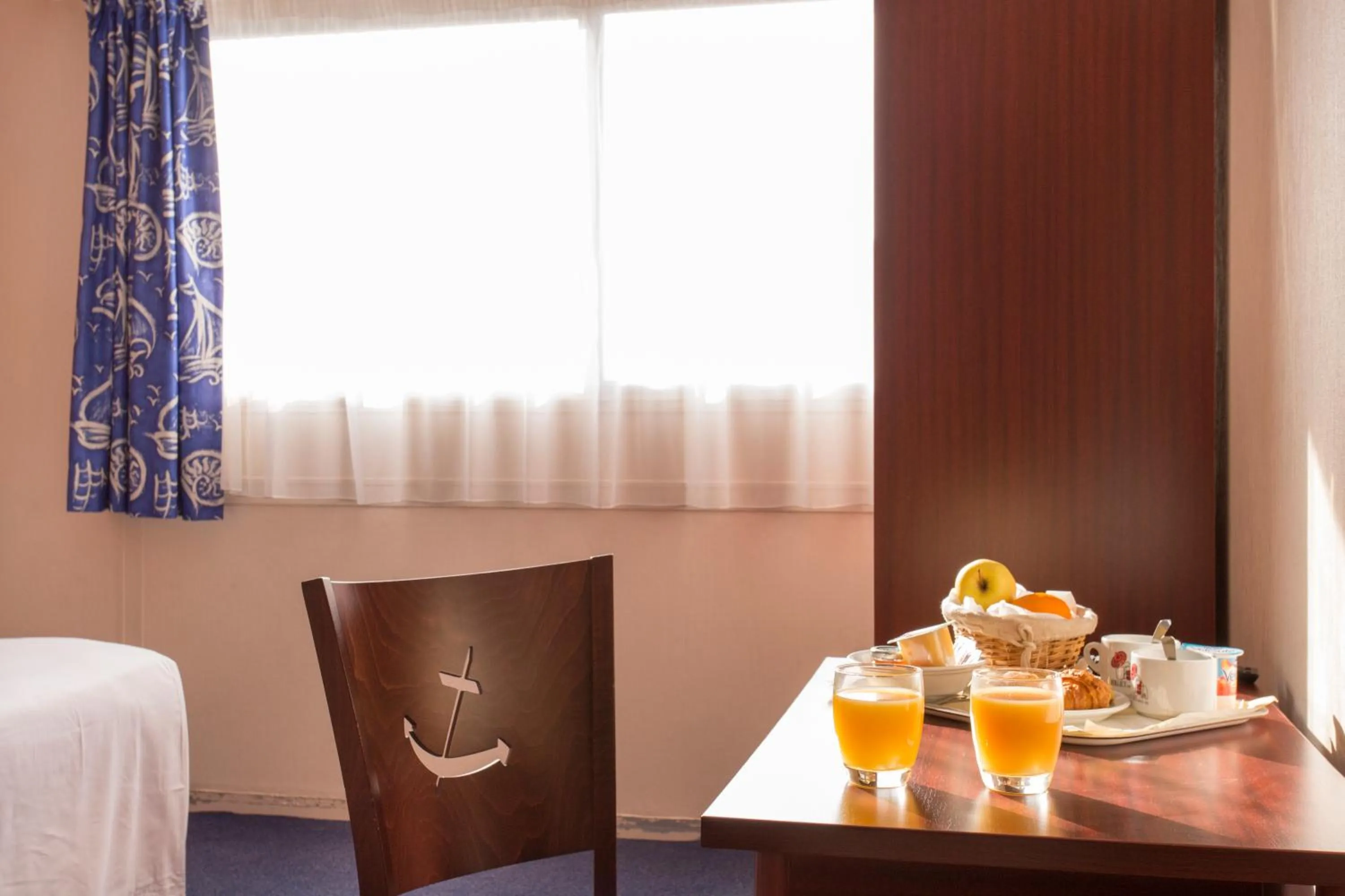 Breakfast in Hôtel Les Gens De Mer Le Havre by Popinns