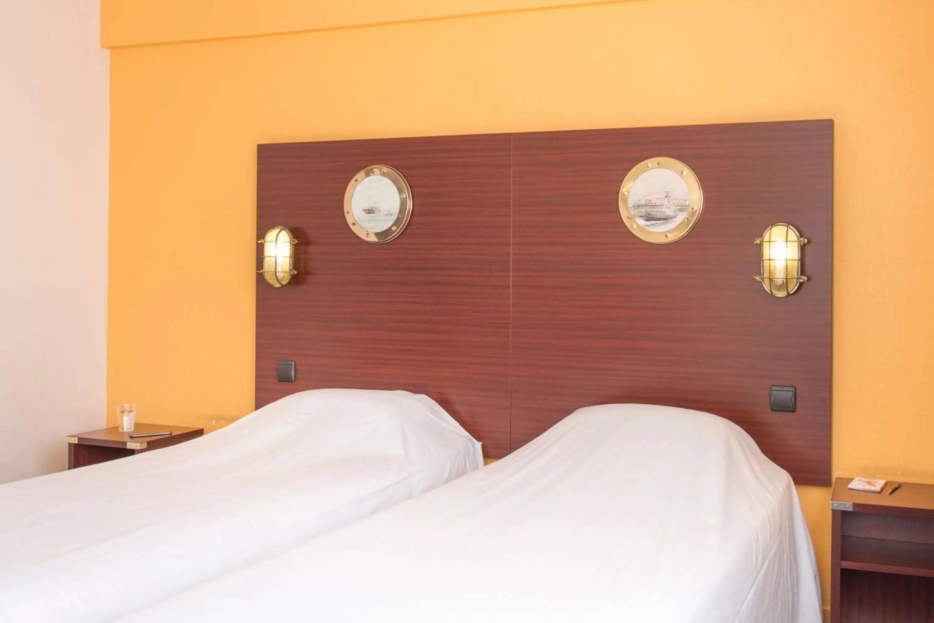 Hôtel Les Gens De Mer Le Havre by Popinns