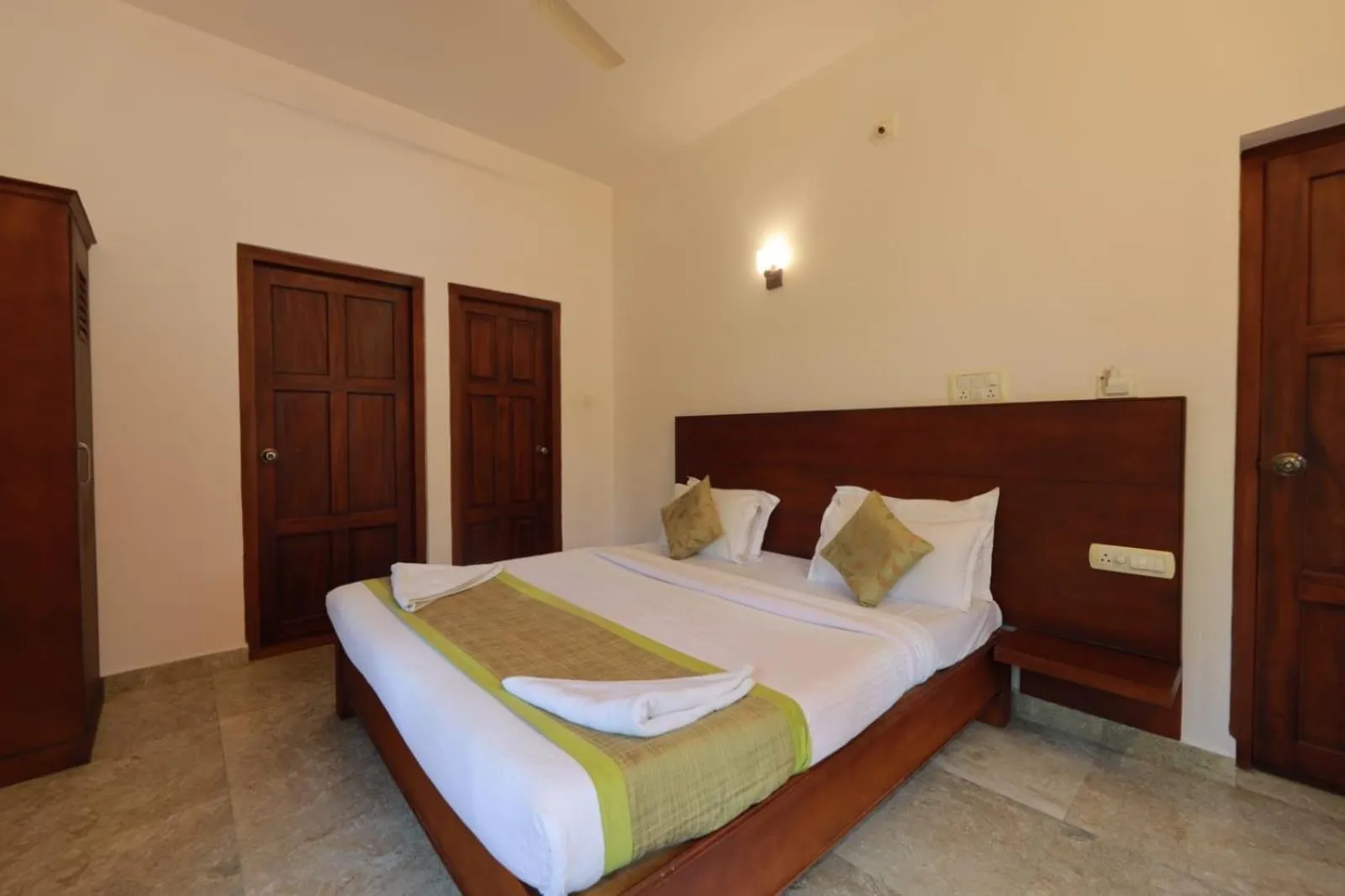 Deluxe Double Room in Green Shades