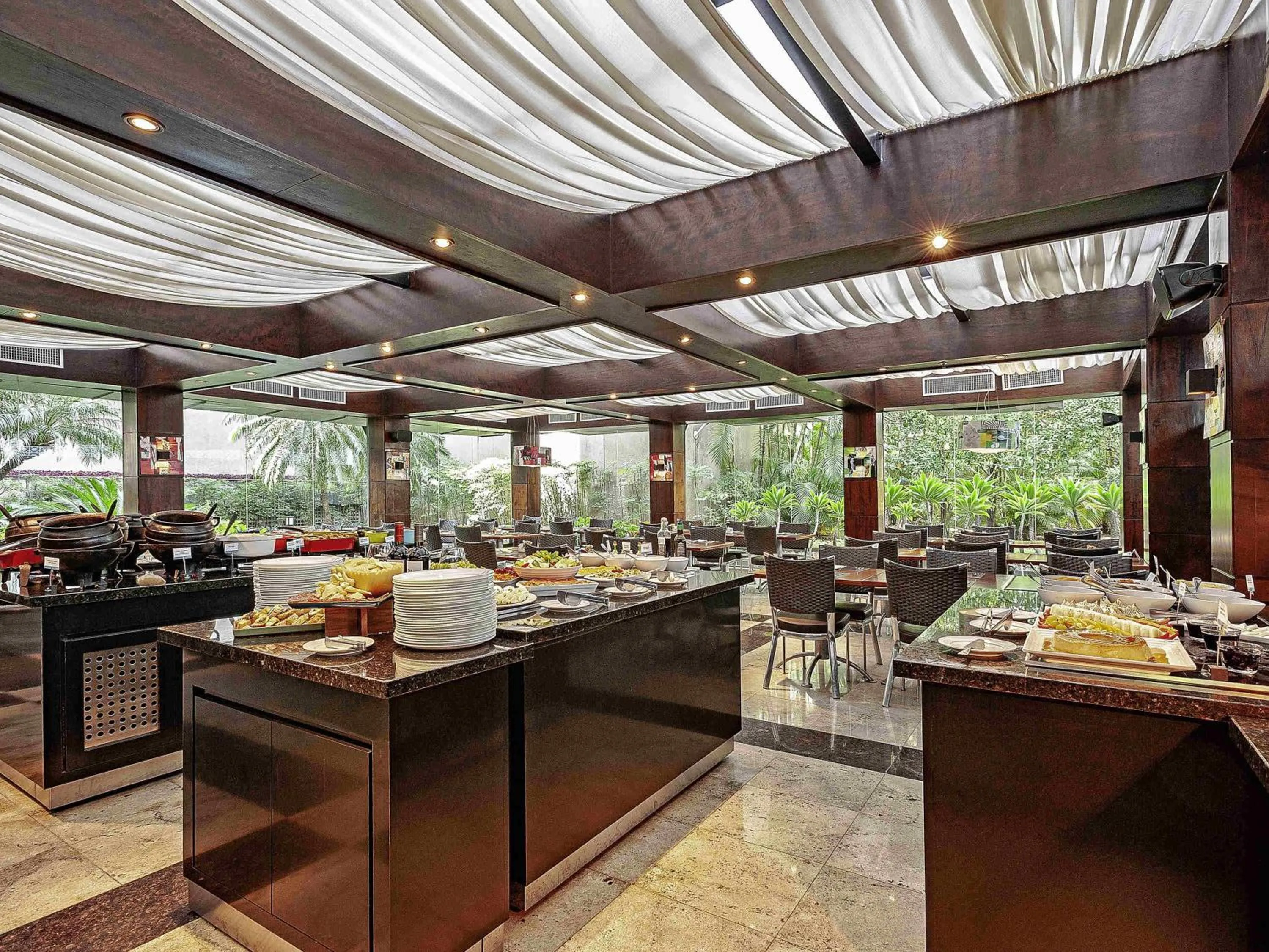 Restaurant/places to eat in Novotel SP Jardins