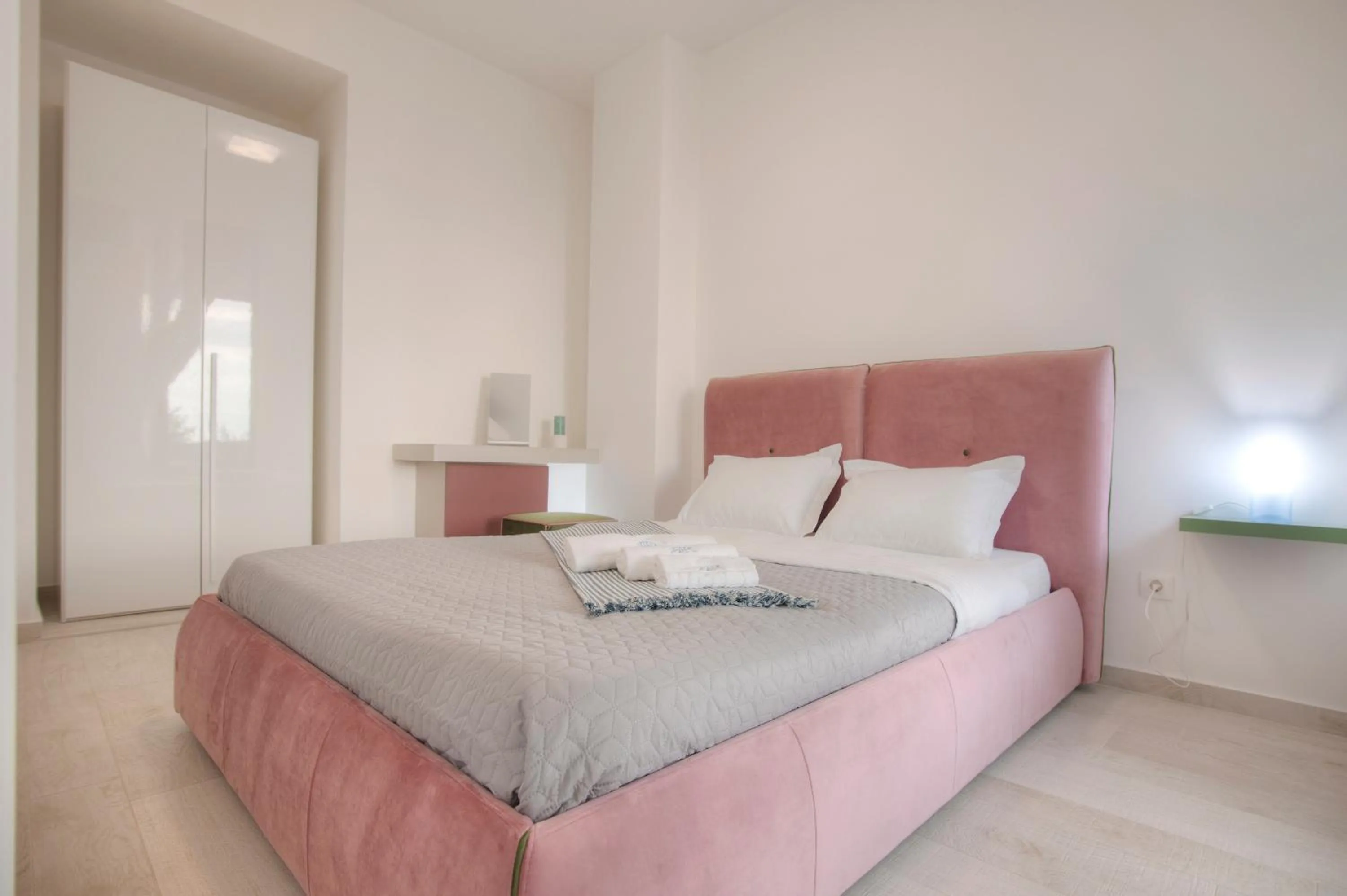 Photo of the whole room, Bed in Royal Gardens Paradise