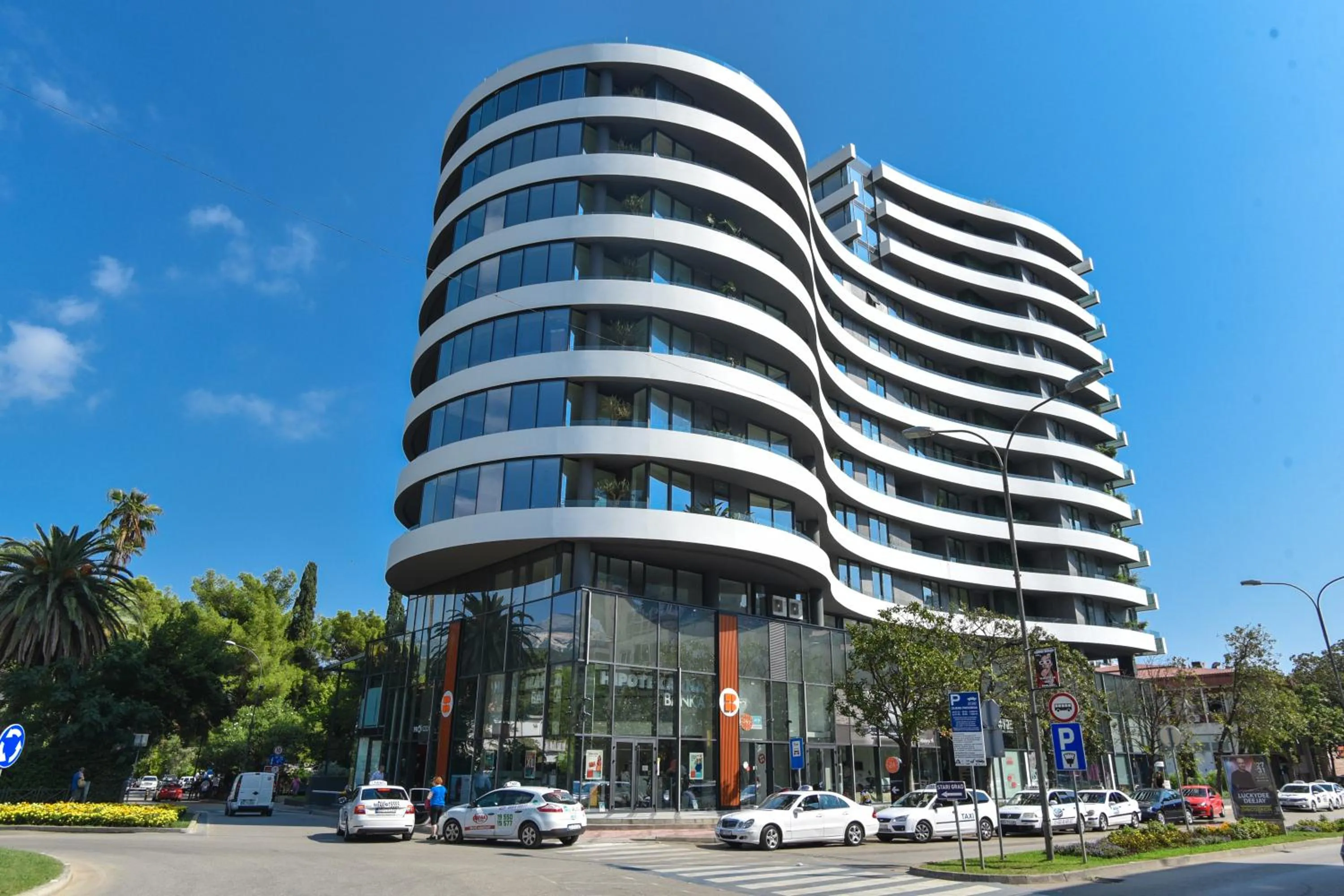 Property building in Royal Gardens Paradise