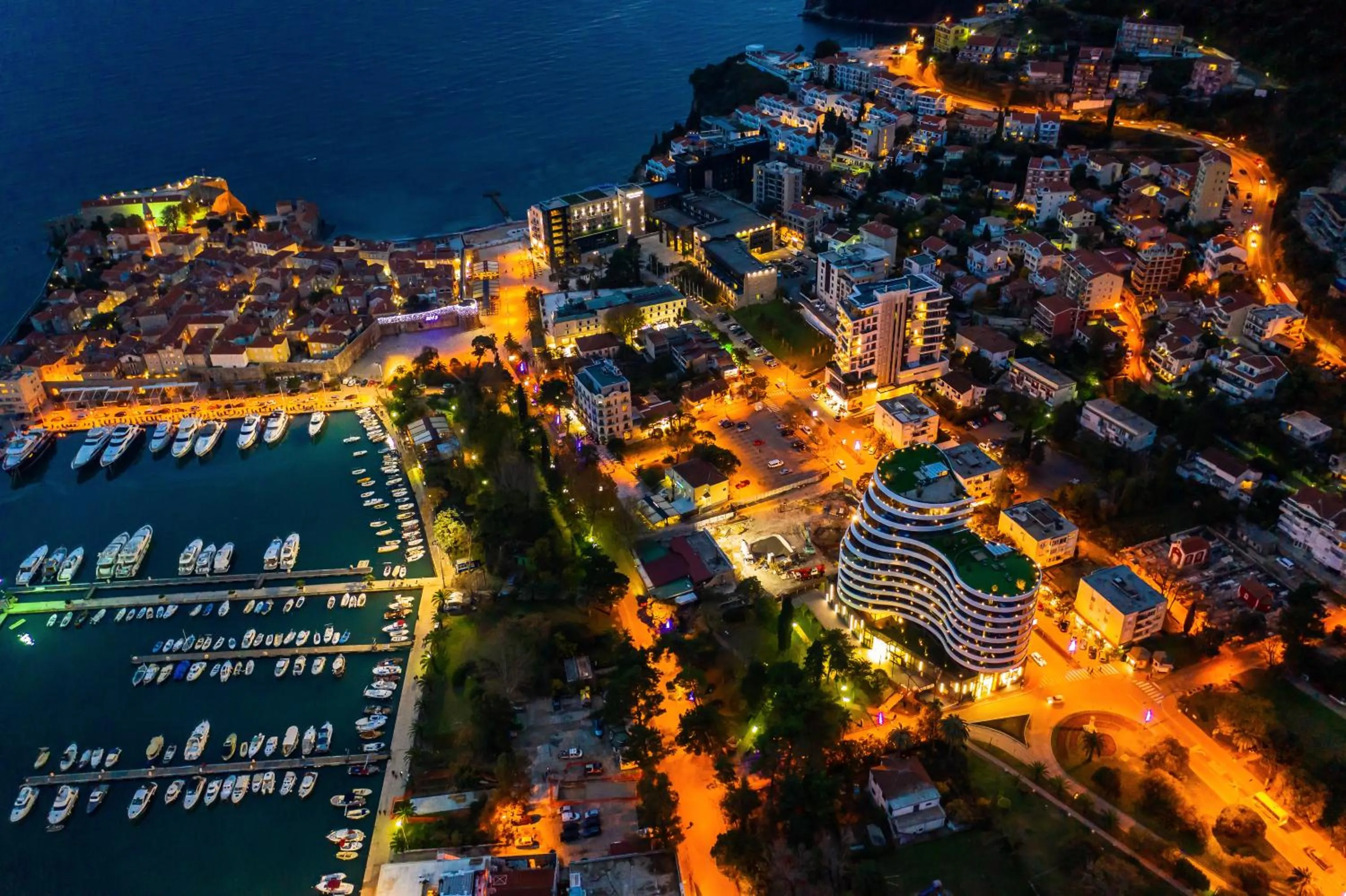 Property building in Royal Gardens Paradise