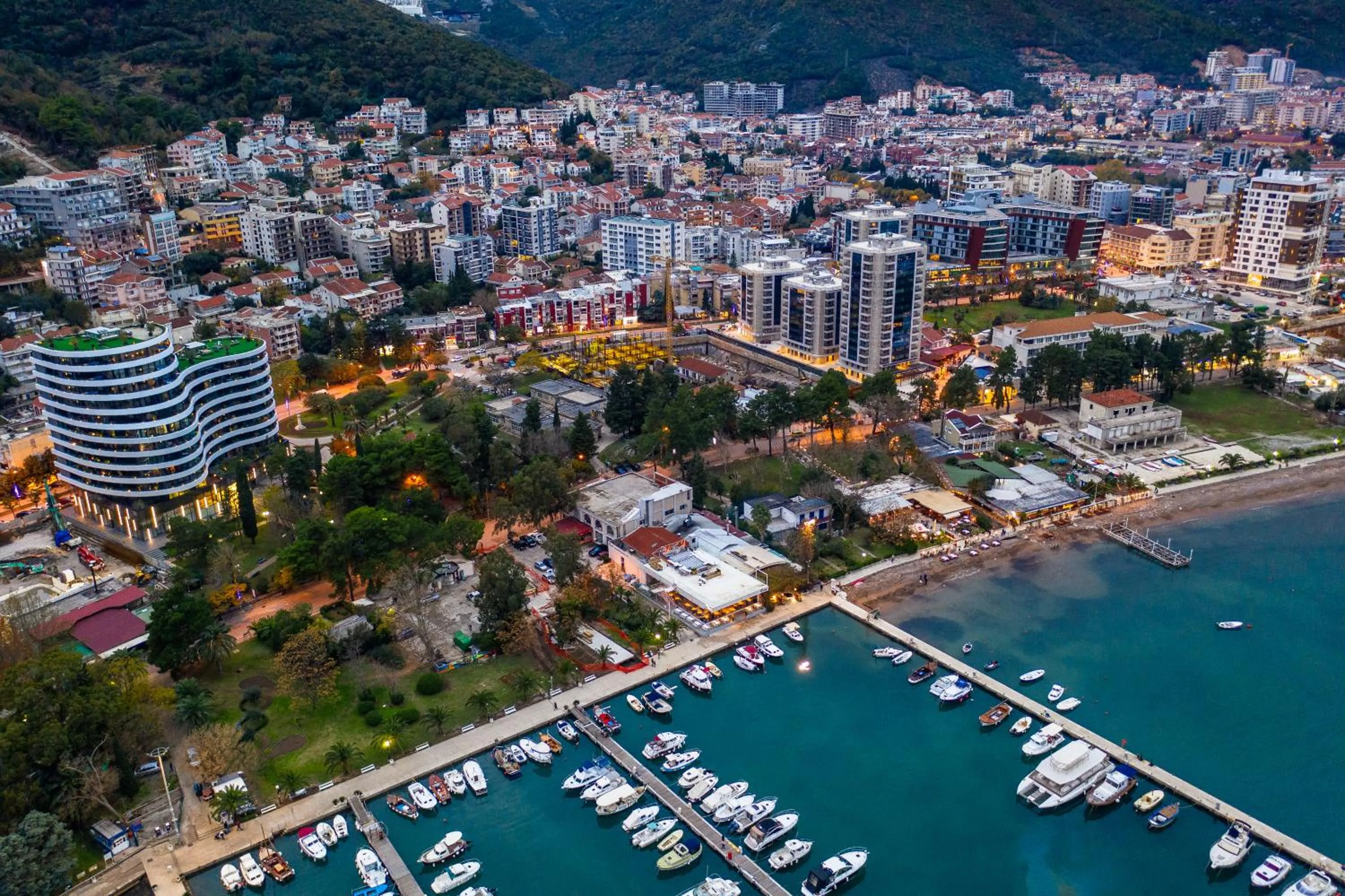 Property building in Royal Gardens Paradise