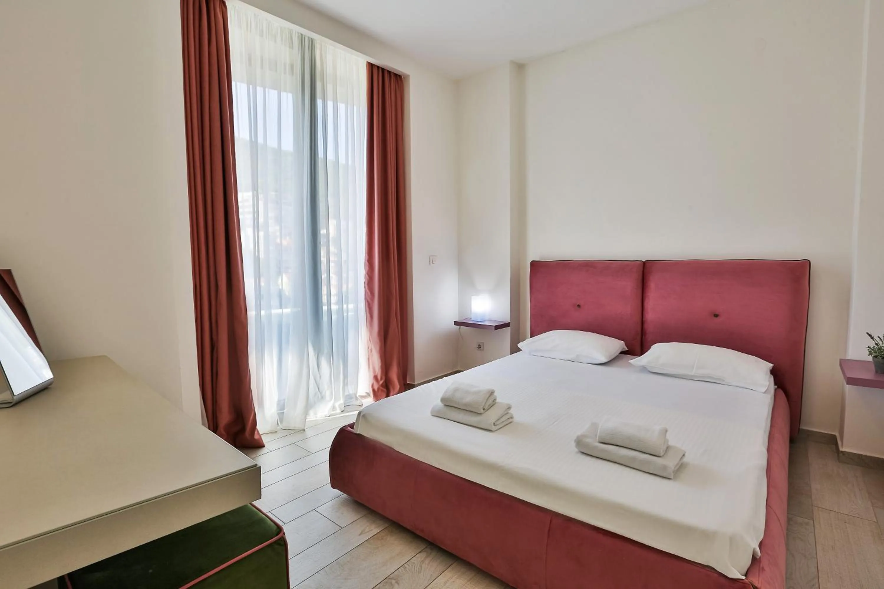 Bedroom, Bed in Royal Gardens Paradise