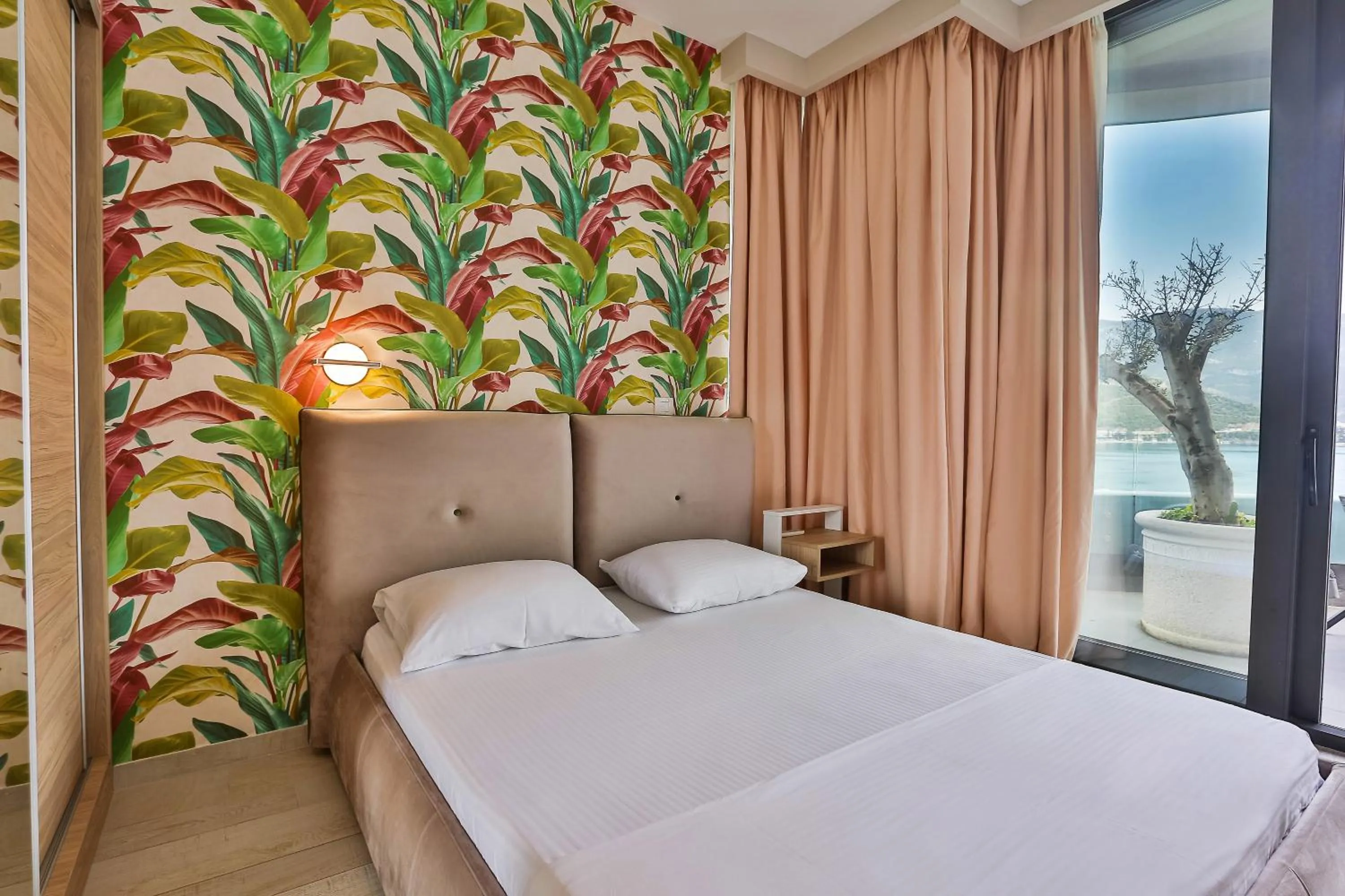 Bed in Royal Gardens Paradise