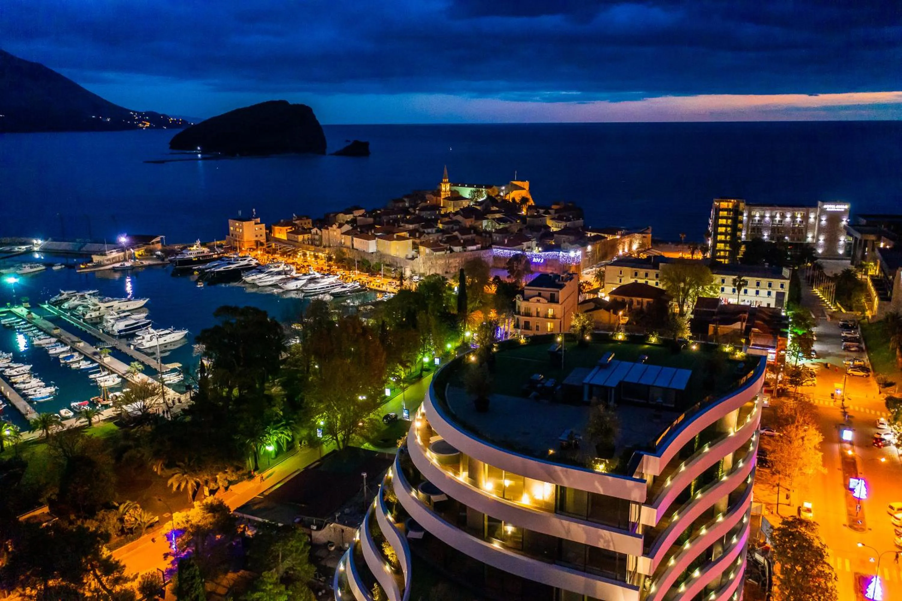 Property building in Royal Gardens Paradise