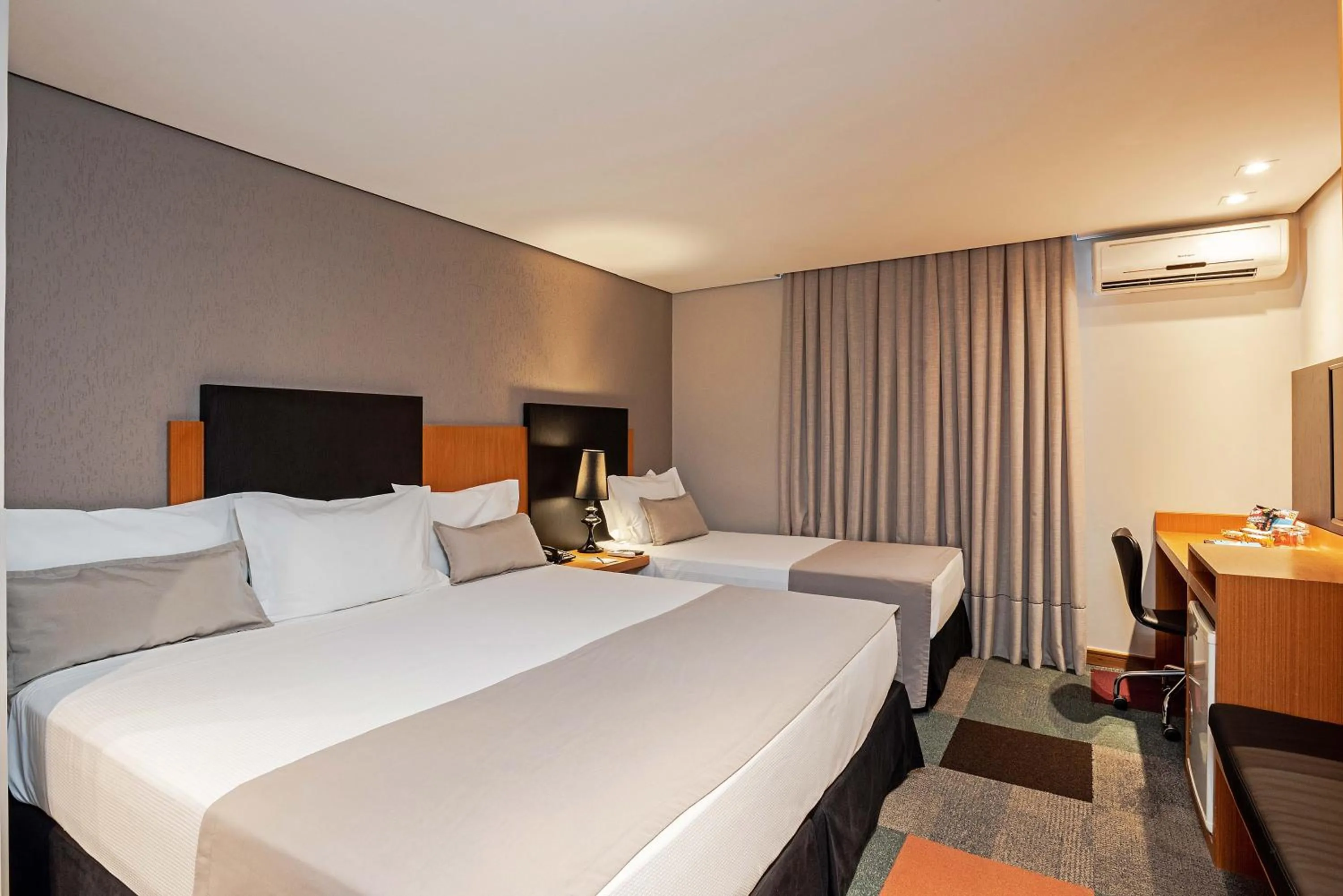 Photo of the whole room, Bed in Slaviero Curitiba Batel