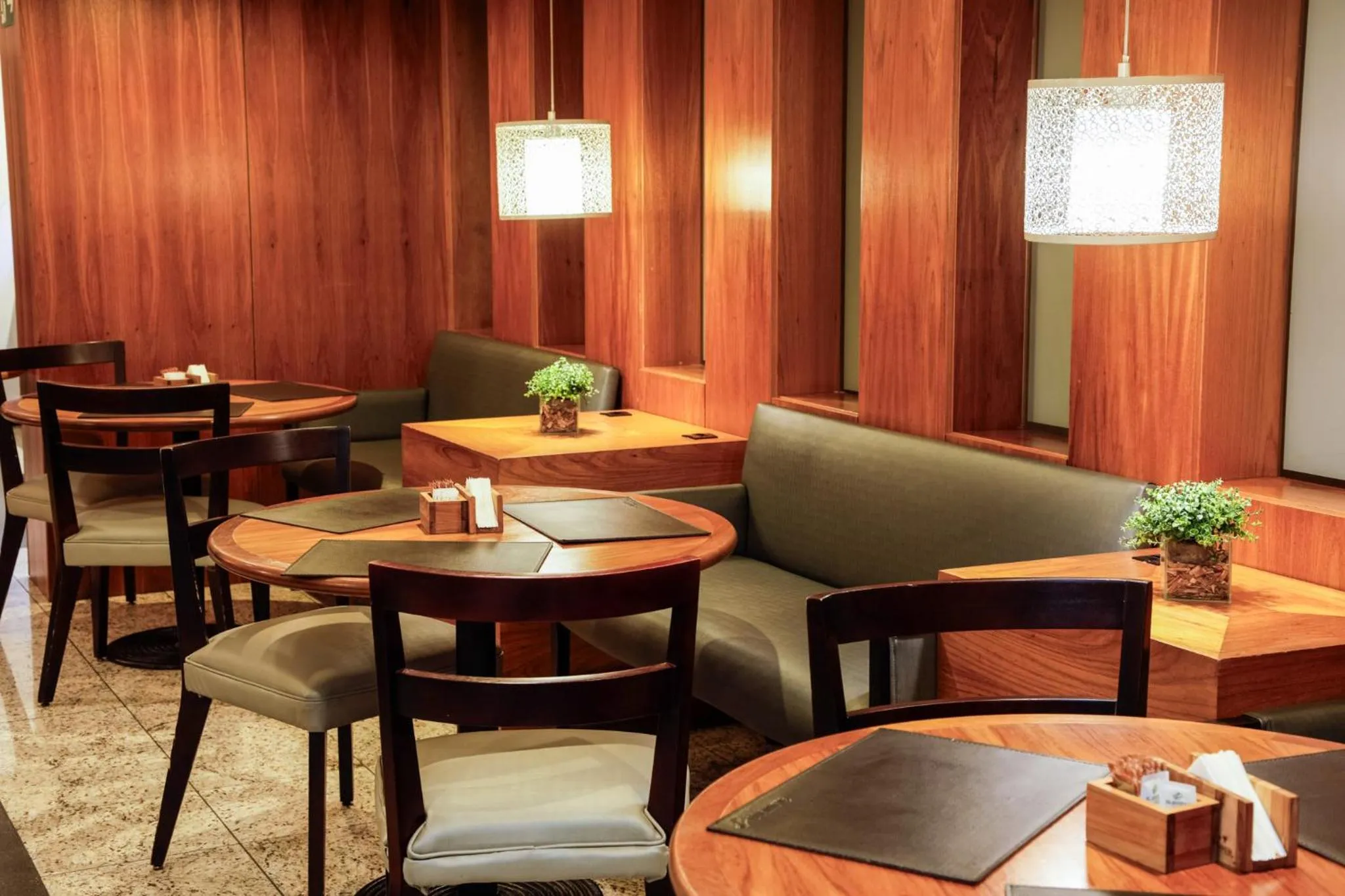 Restaurant/places to eat in Slaviero Curitiba Batel