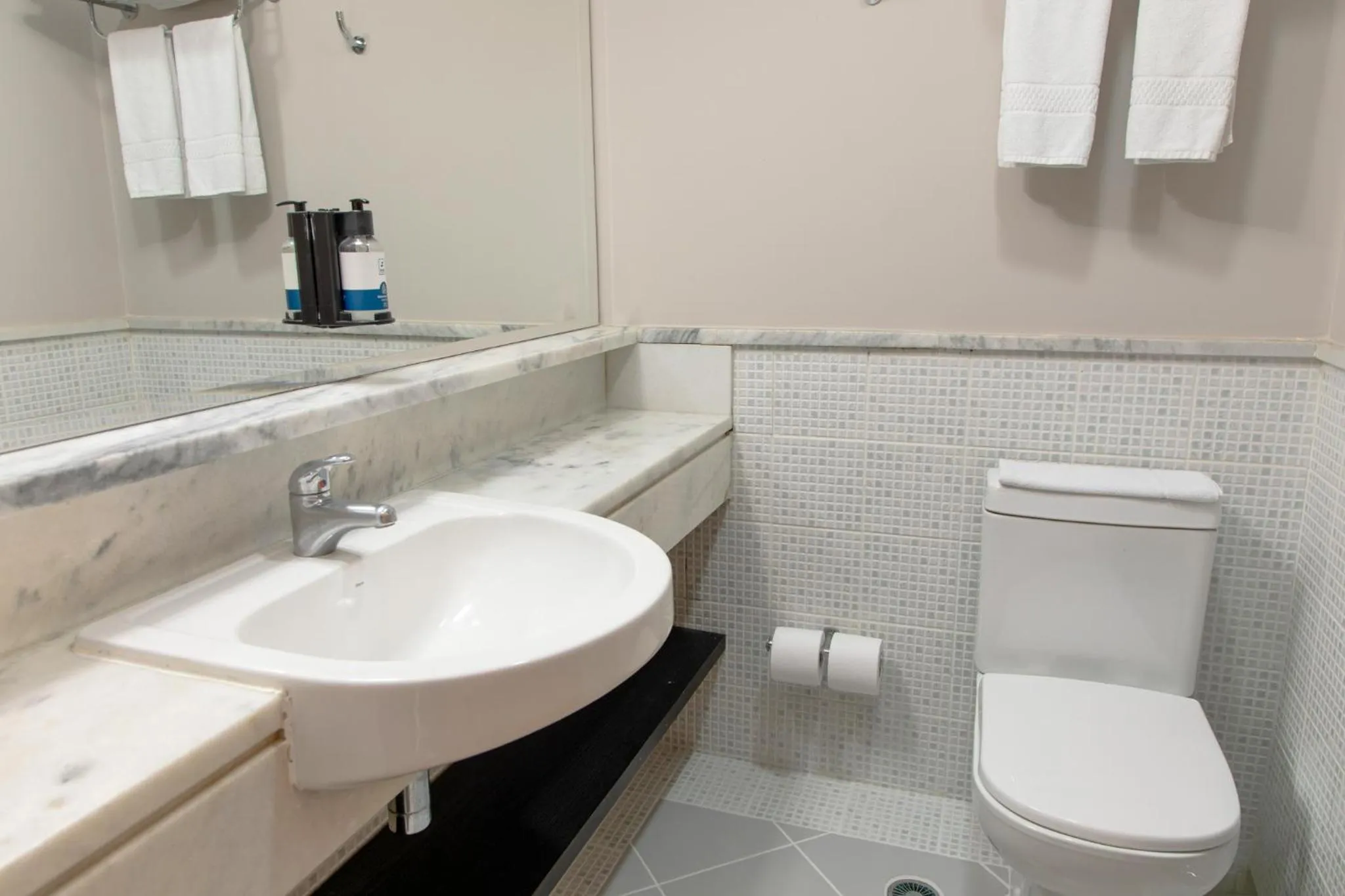 Bathroom in Slaviero Curitiba Batel