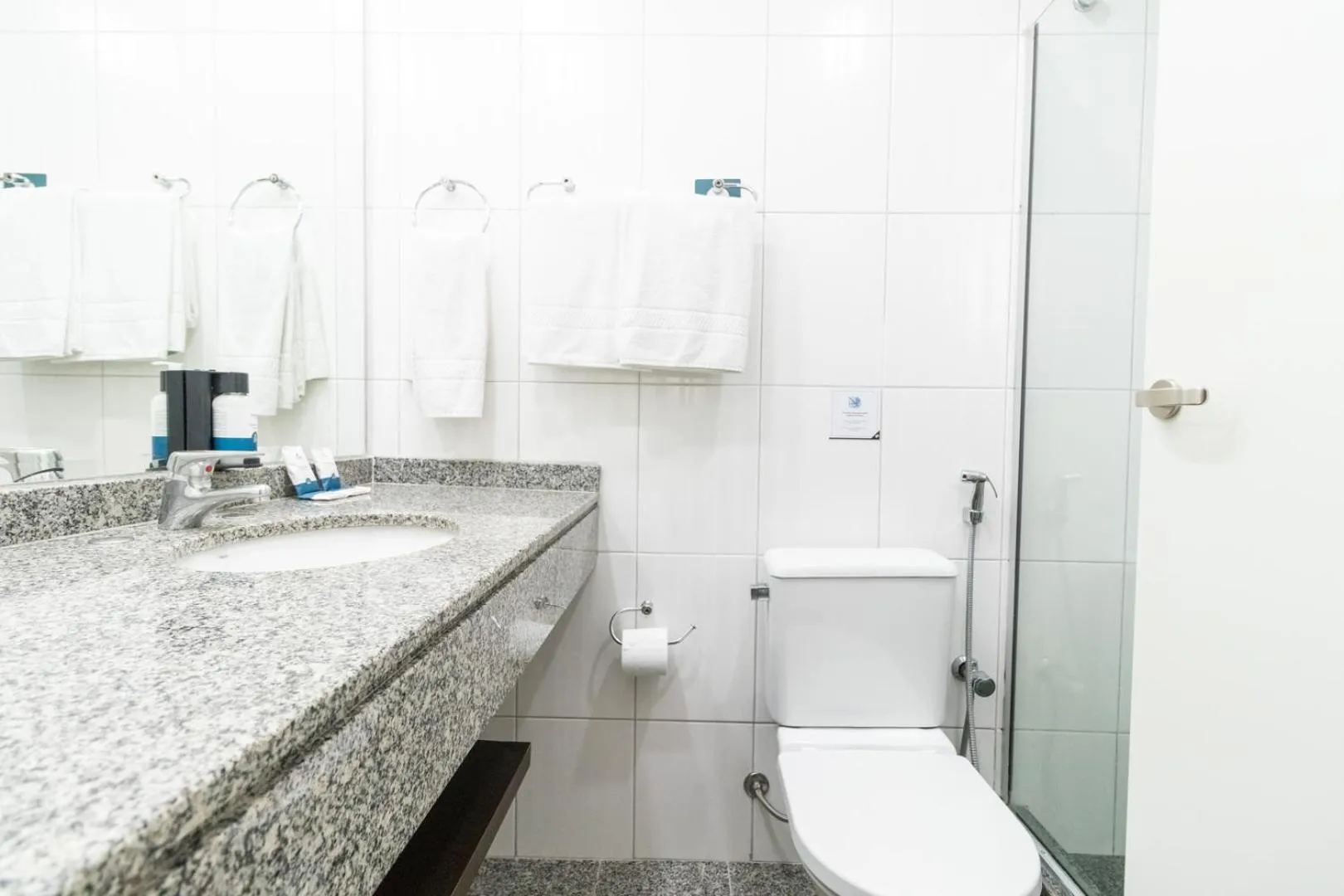 Bathroom in Slaviero Curitiba Shopping