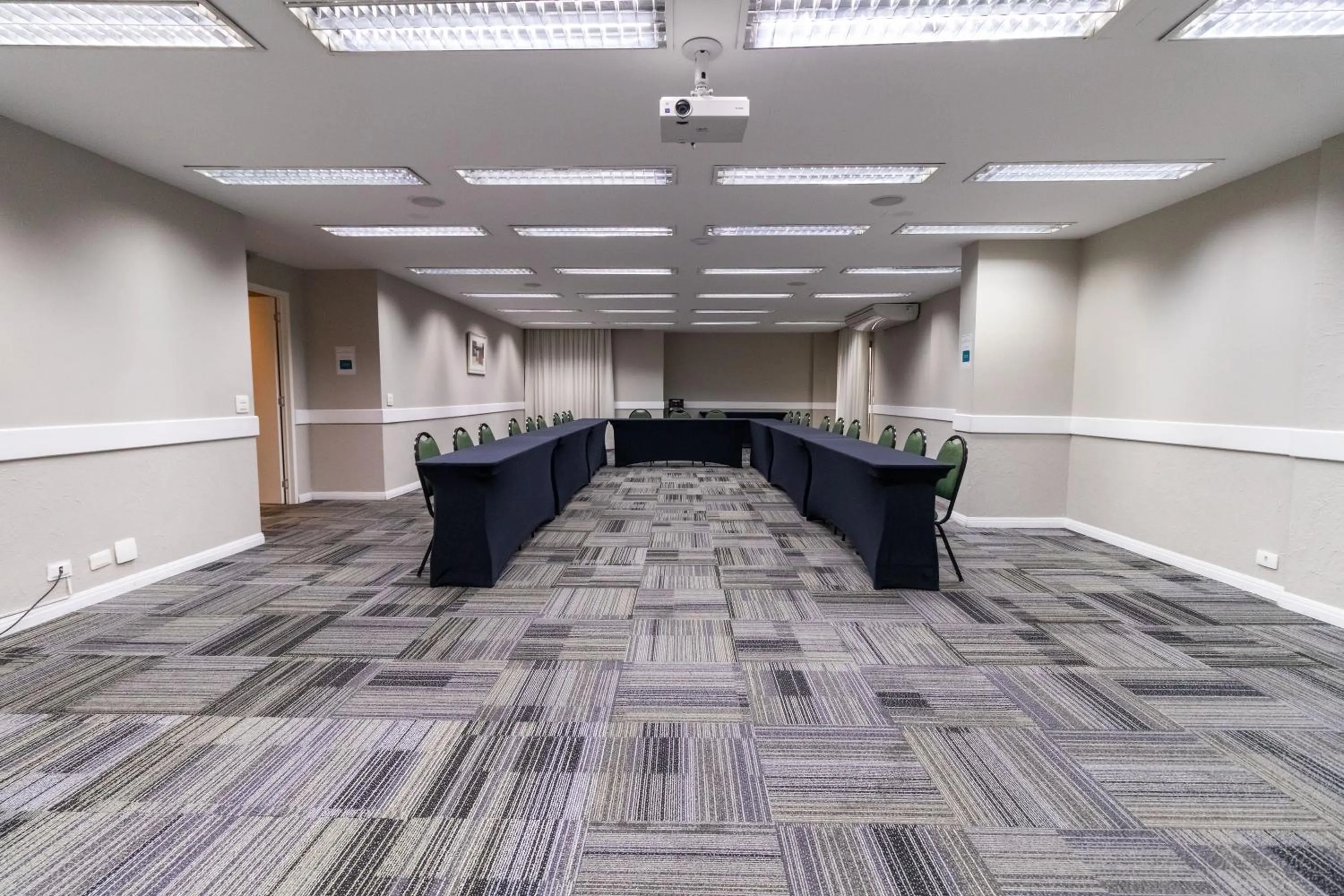 Business facilities in Slaviero Curitiba Shopping