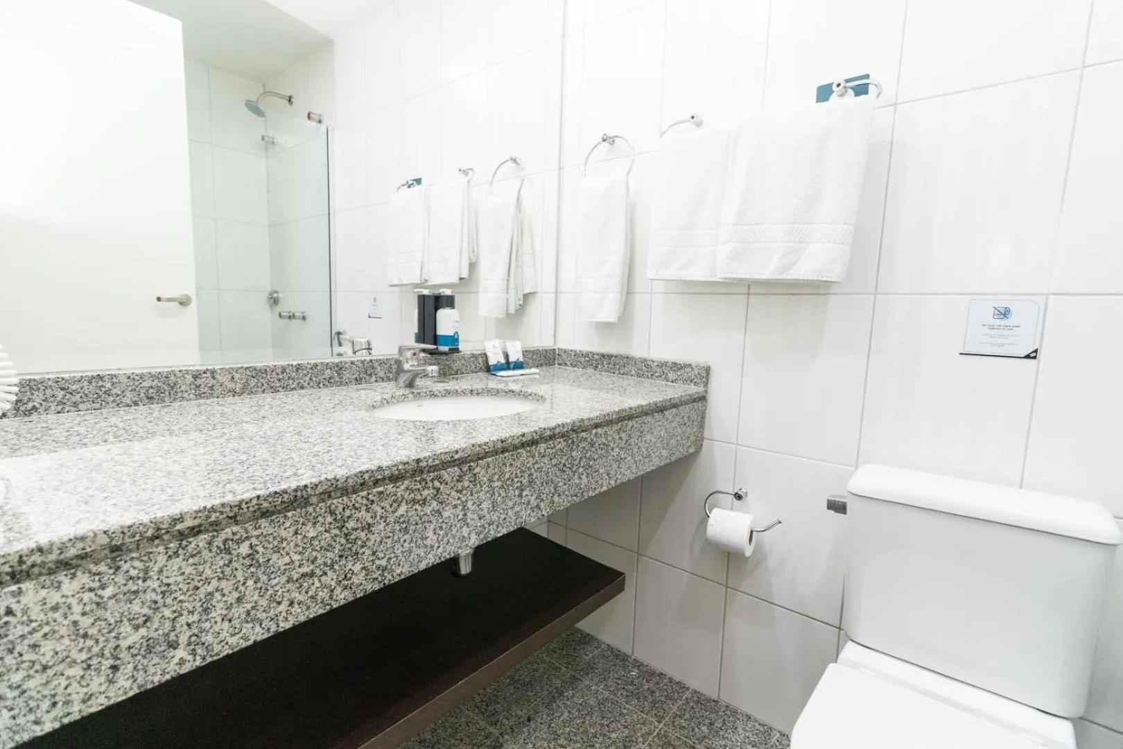 Bathroom in Slaviero Curitiba Shopping