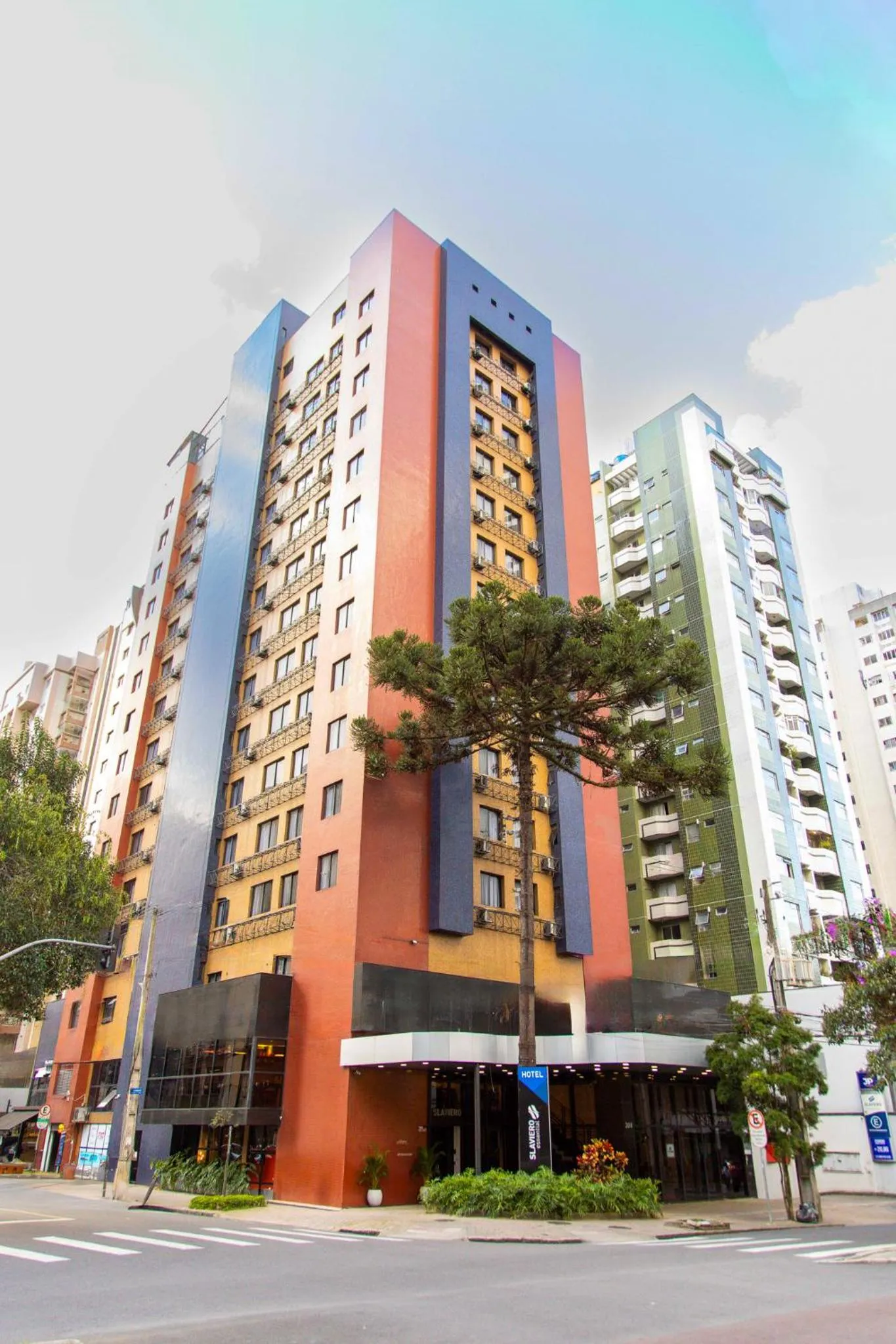 Property building in Slaviero Curitiba Shopping