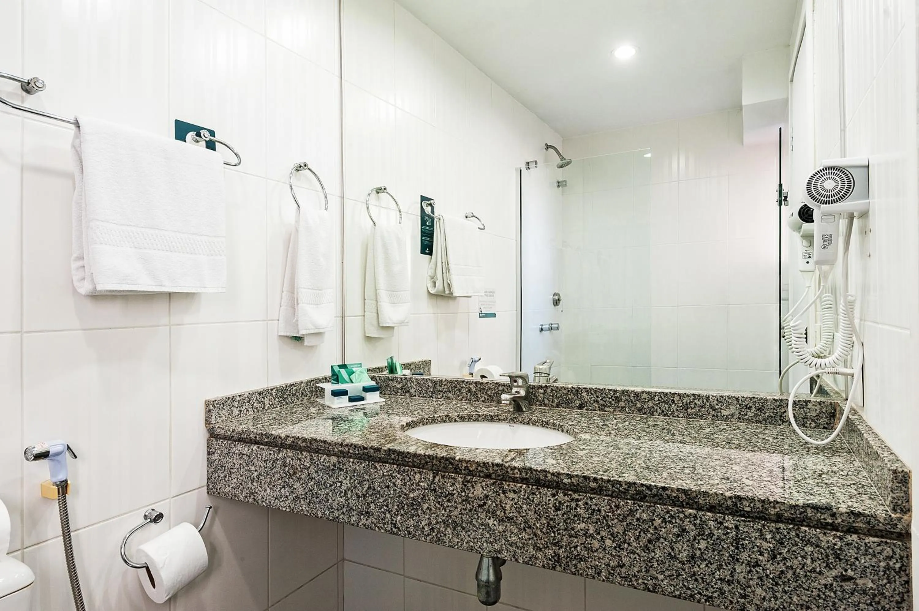 Shower in Slaviero Curitiba Shopping