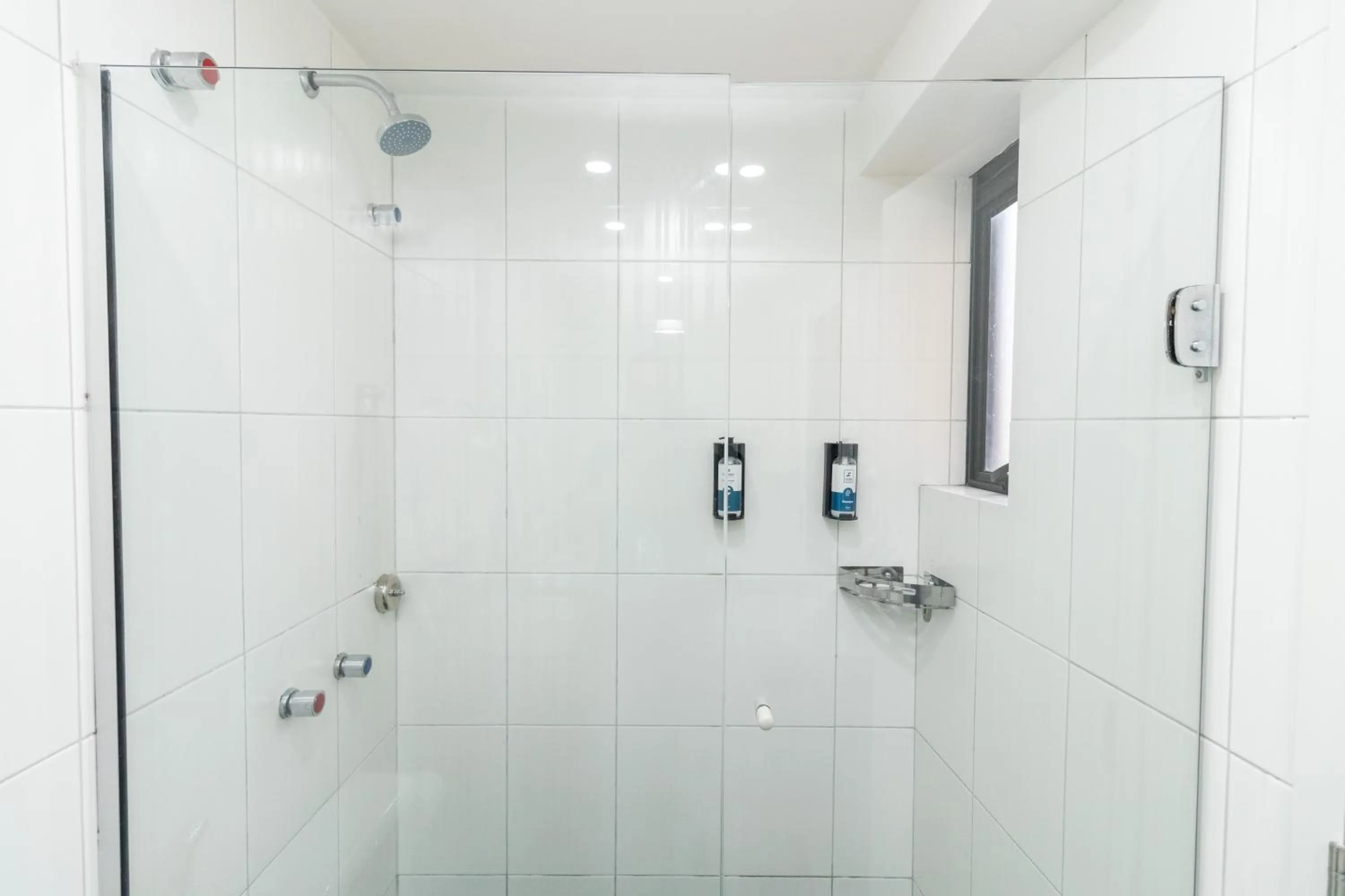 Shower in Slaviero Curitiba Shopping