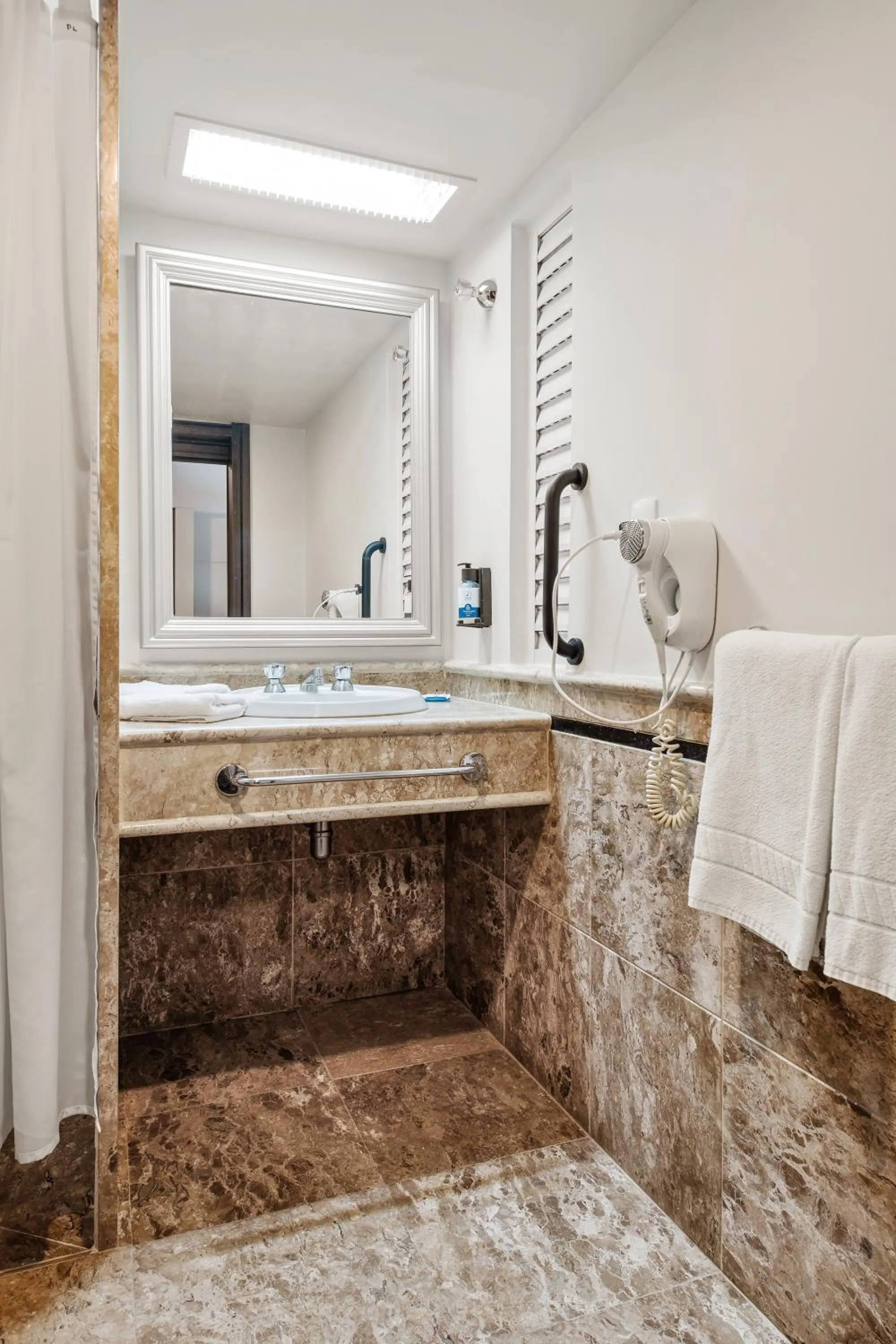 Shower in Slaviero Curitiba Centro