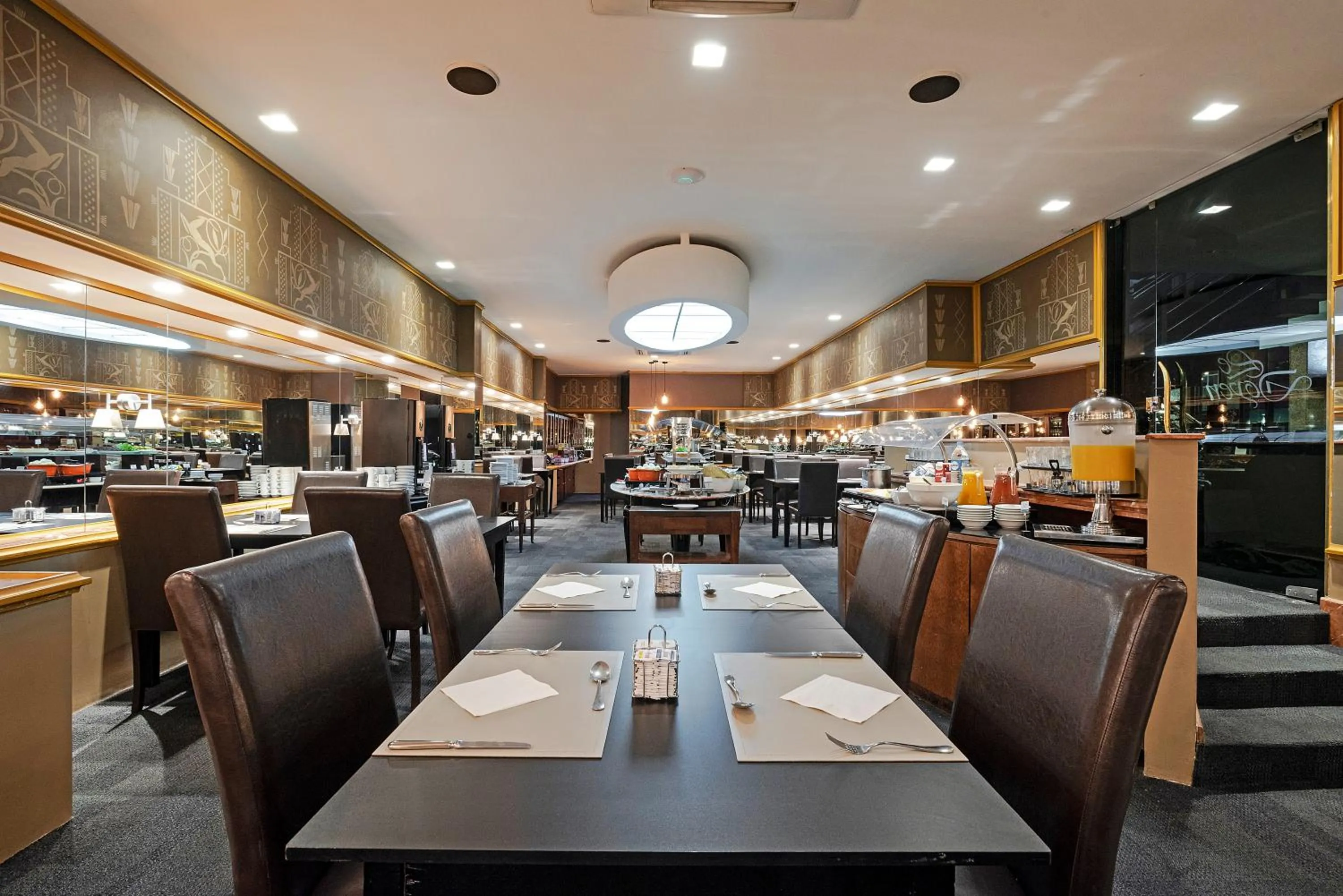 Restaurant/places to eat in Slaviero Curitiba Centro