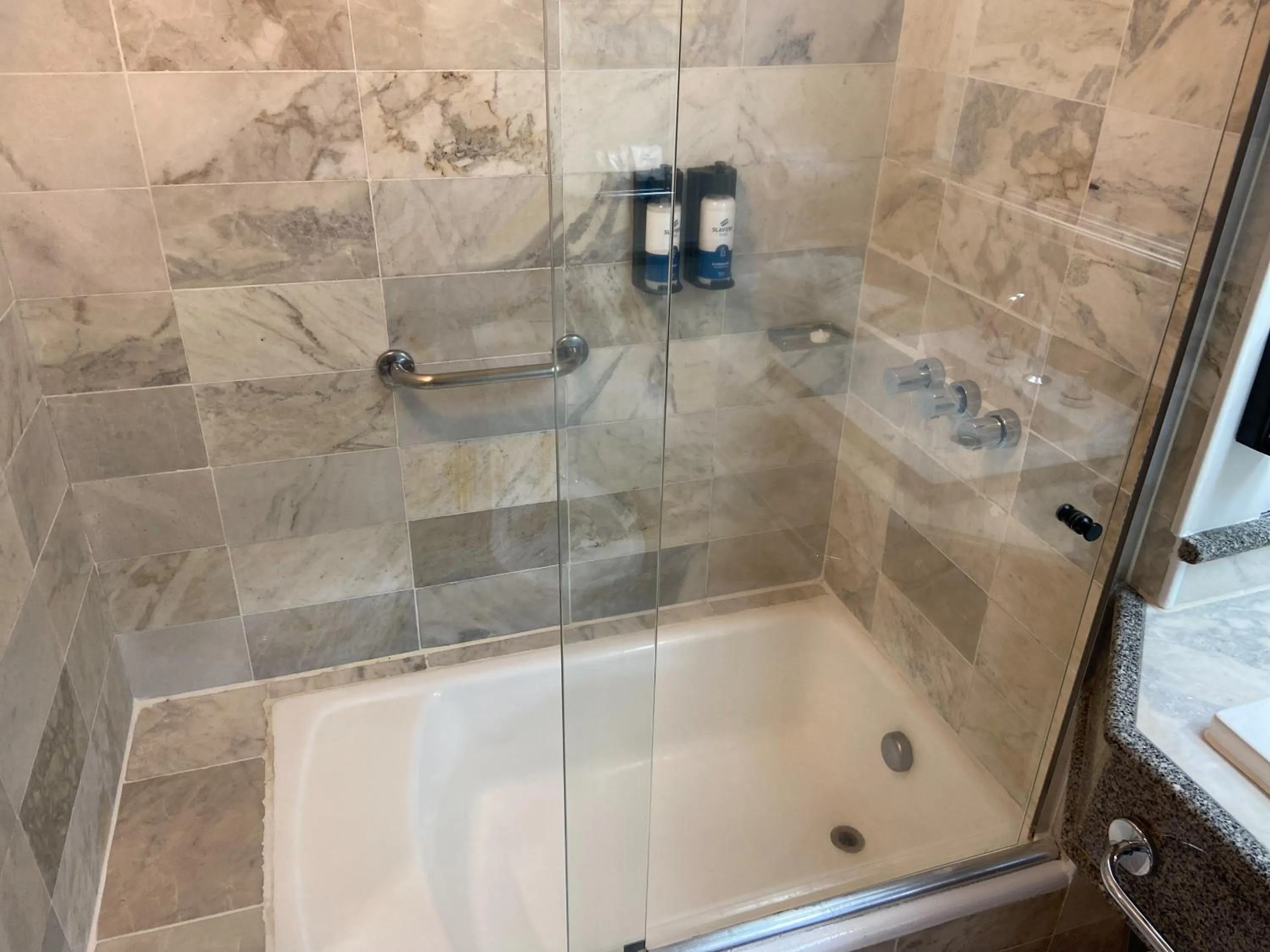 Shower in Slaviero Curitiba Centro