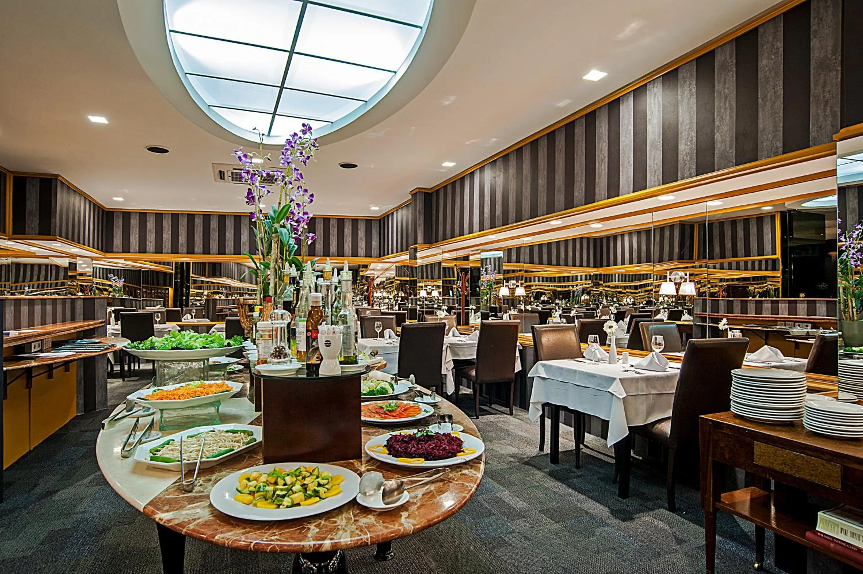 Restaurant/places to eat in Slaviero Curitiba Centro