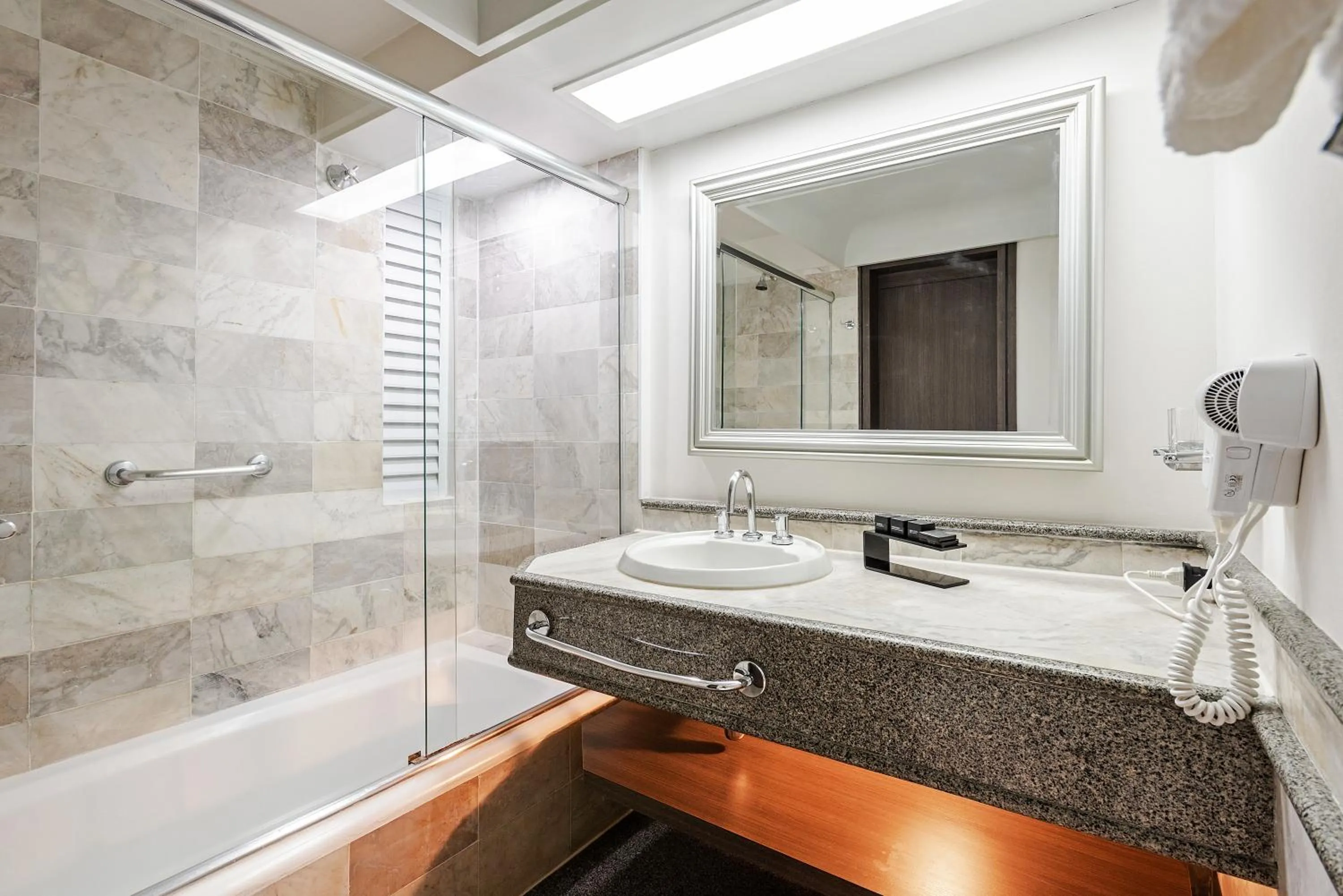 Toilet in Slaviero Curitiba Centro