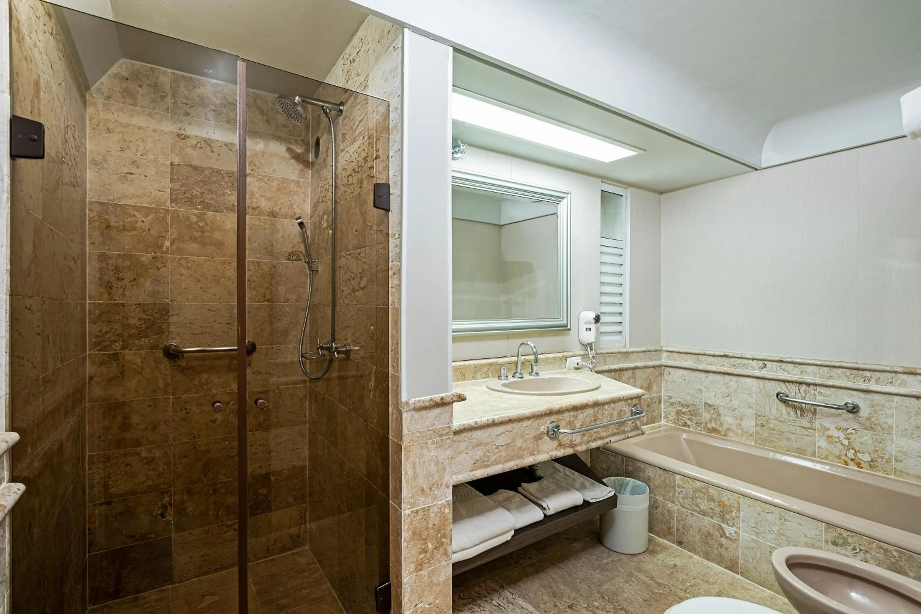 Shower in Slaviero Curitiba Centro