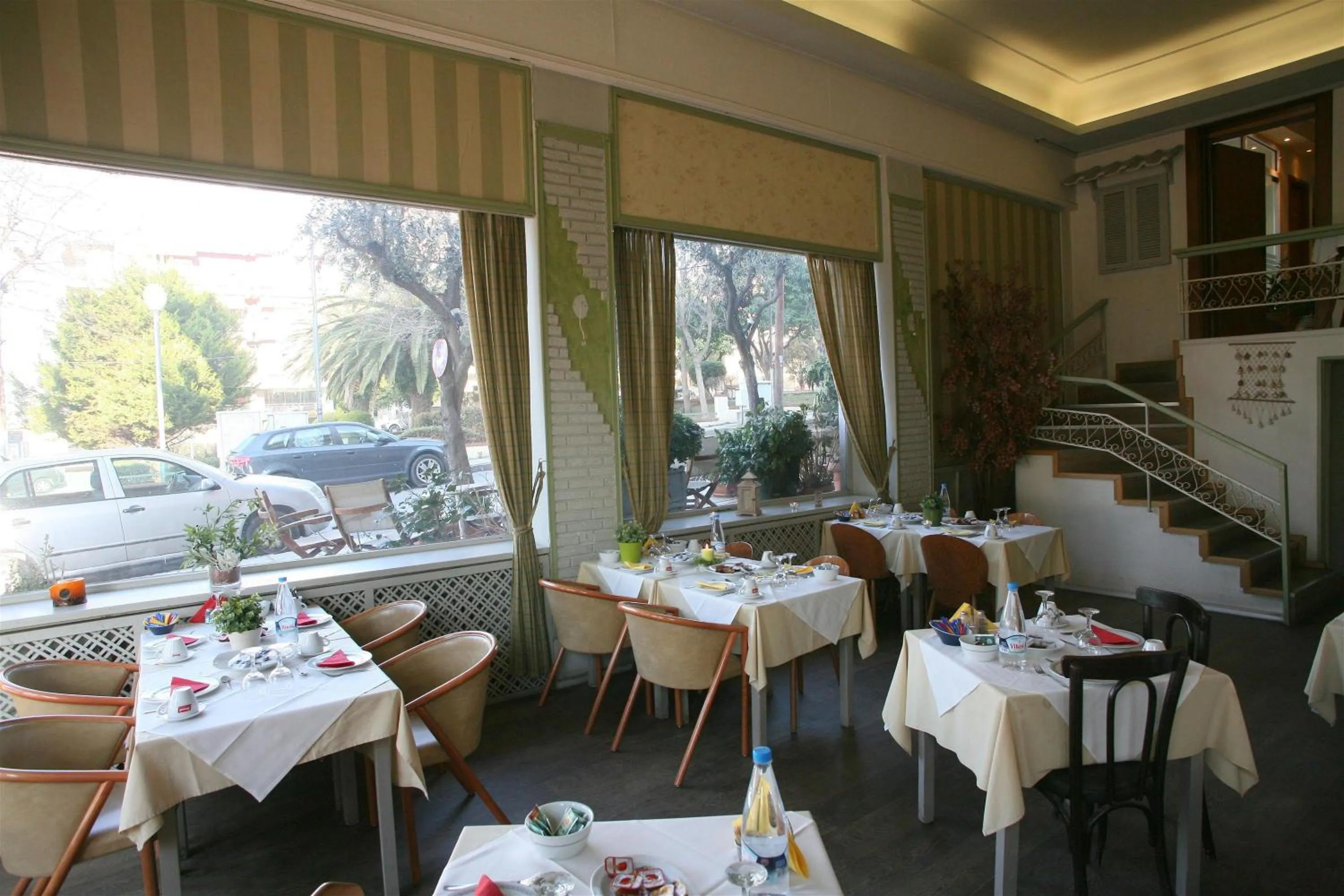 Restaurant/places to eat in Oceanis