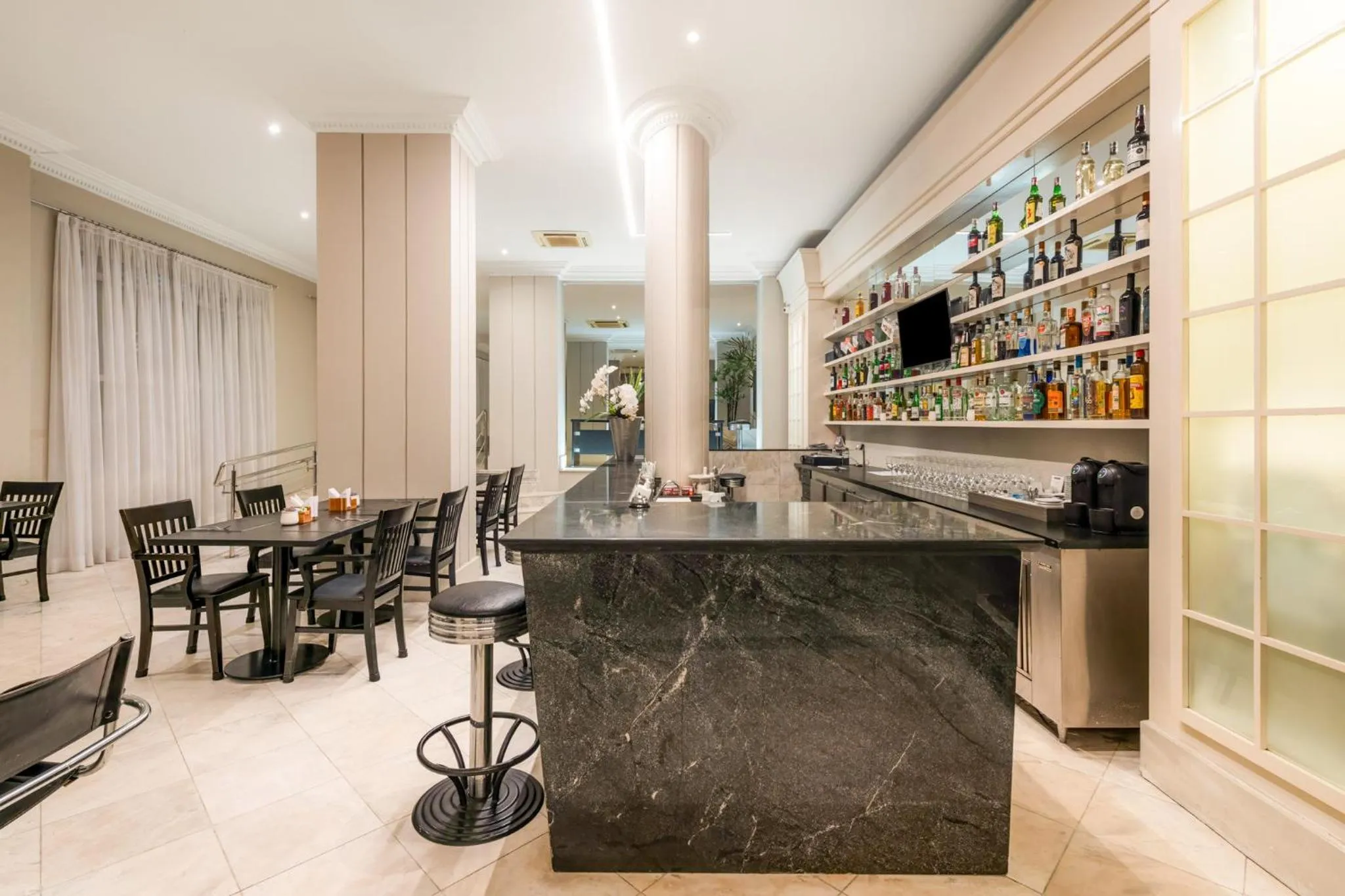 Lounge or bar in Rockefeller by Slaviero Hotéis