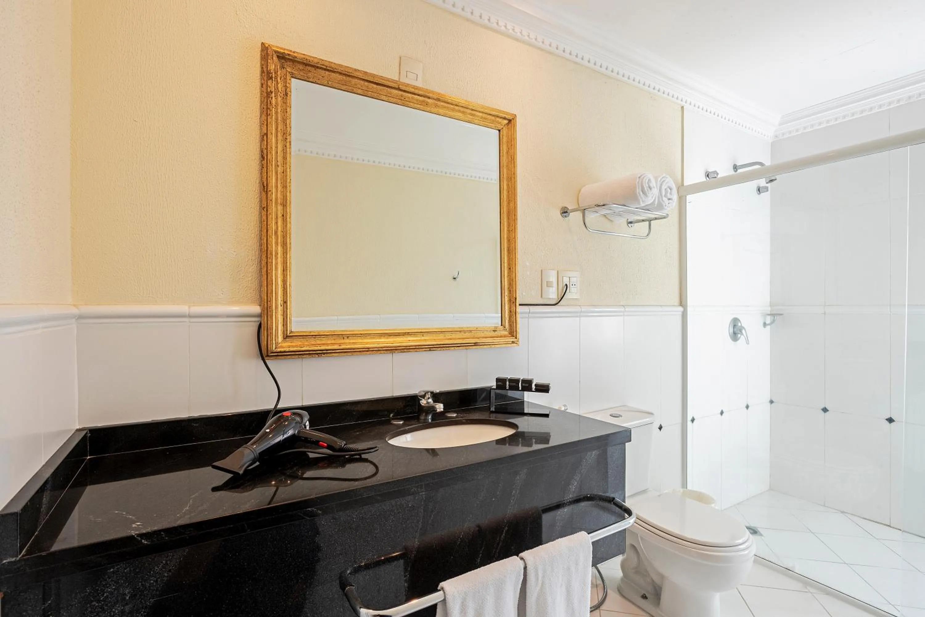 Shower in Rockefeller by Slaviero Hotéis