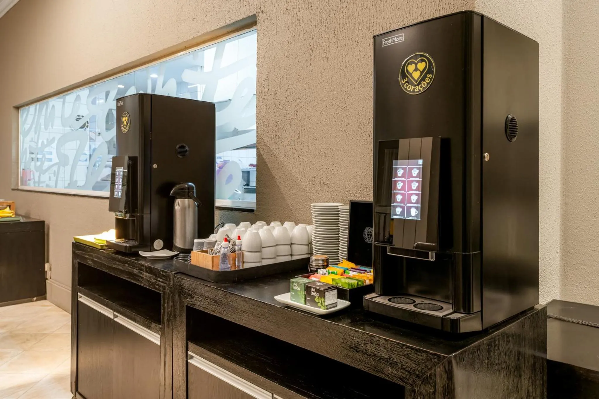 Coffee/tea facilities in Rockefeller by Slaviero Hotéis