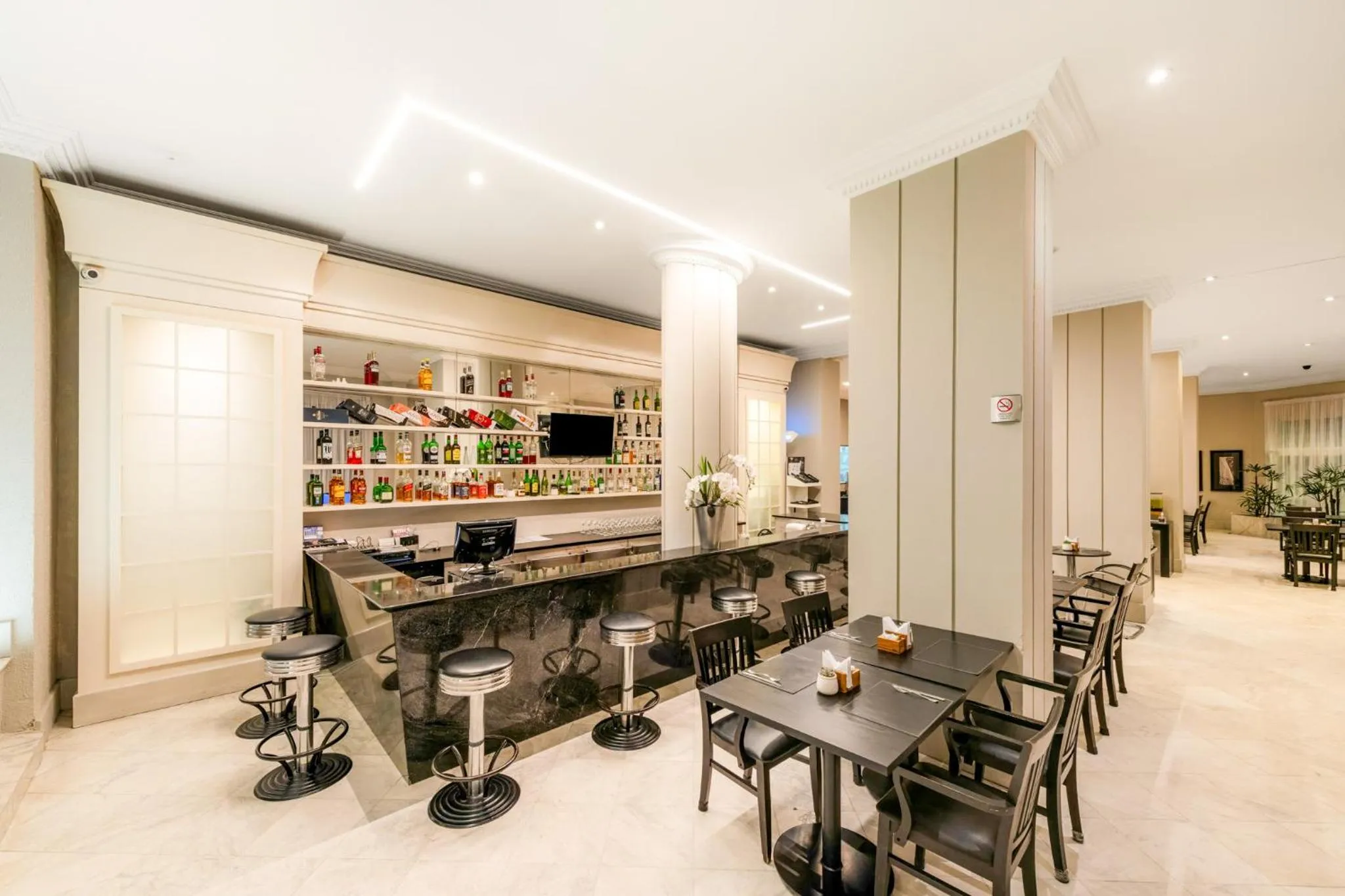 Lounge or bar in Rockefeller by Slaviero Hotéis