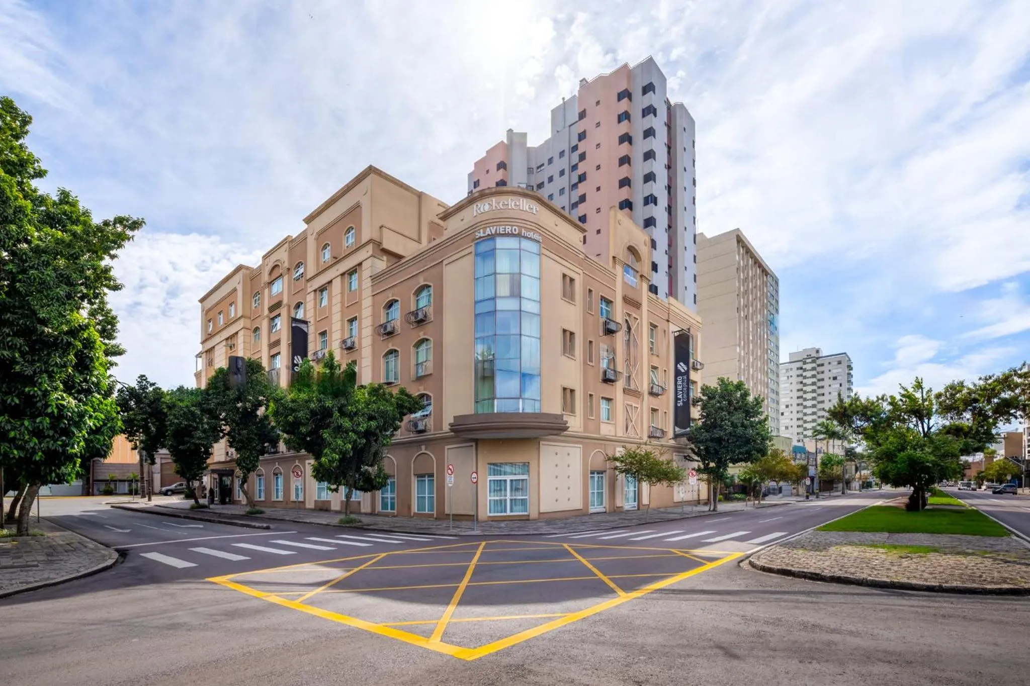 Property building in Rockefeller by Slaviero Hotéis