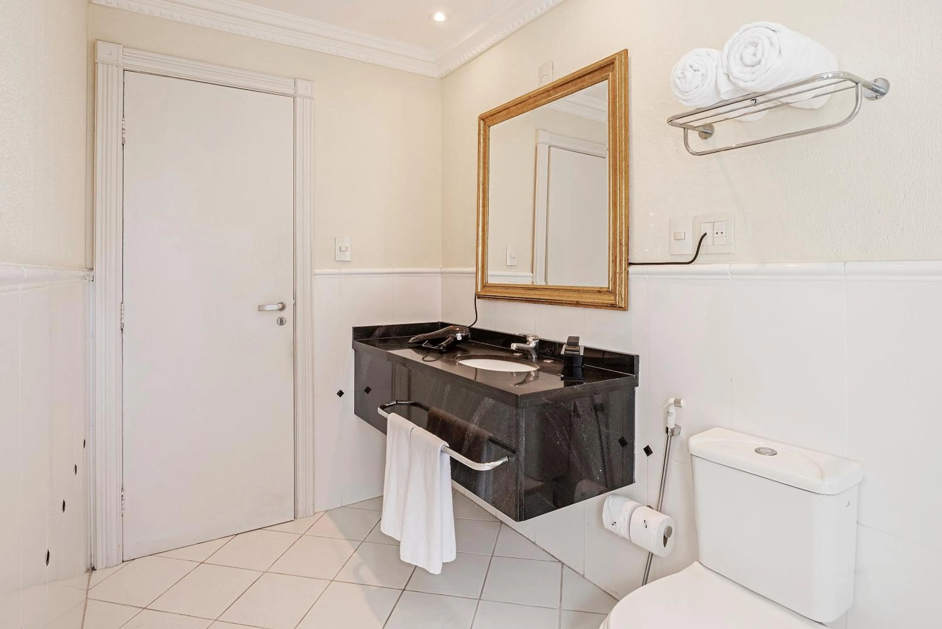 Toilet in Rockefeller by Slaviero Hotéis