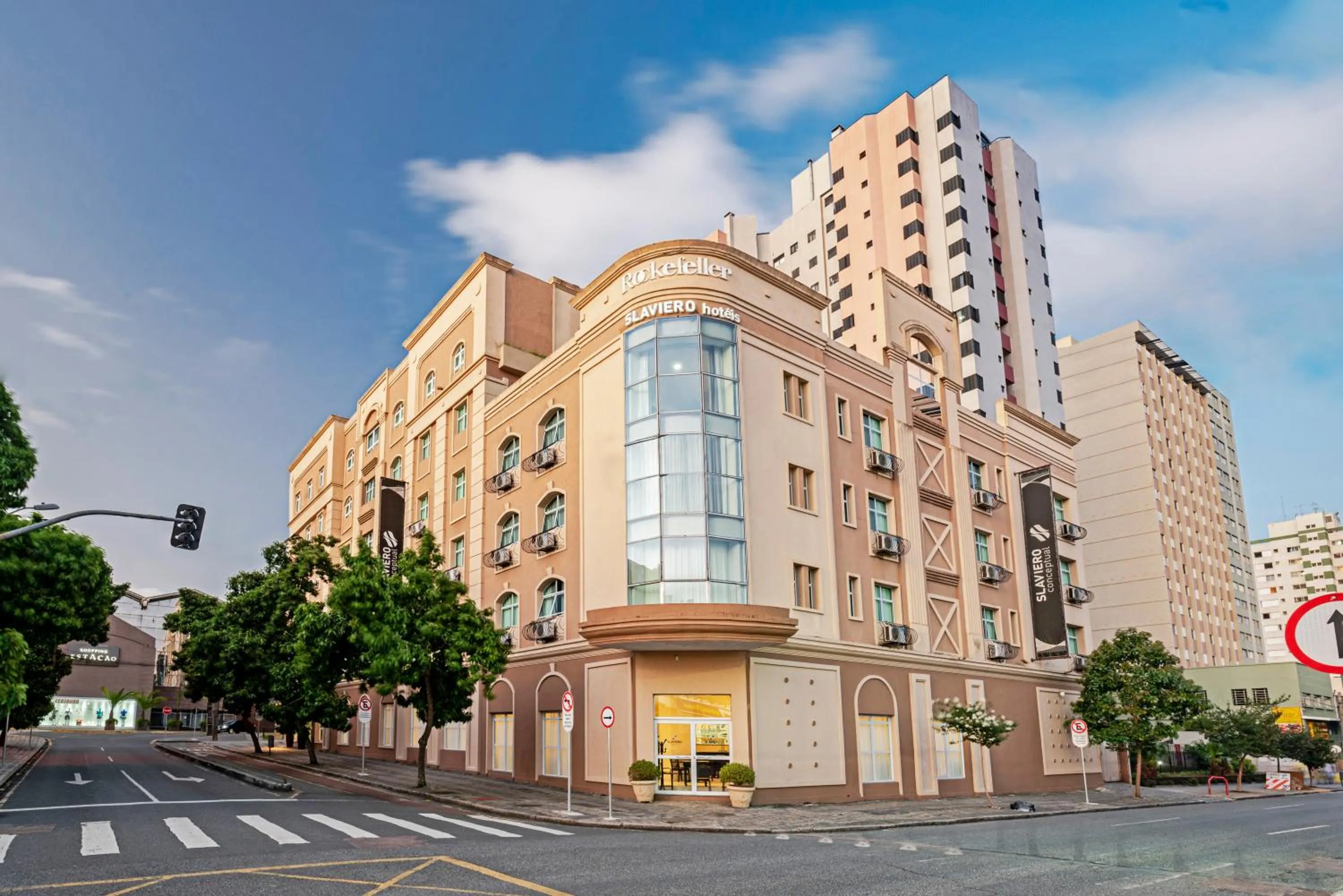 Property building in Rockefeller by Slaviero Hotéis