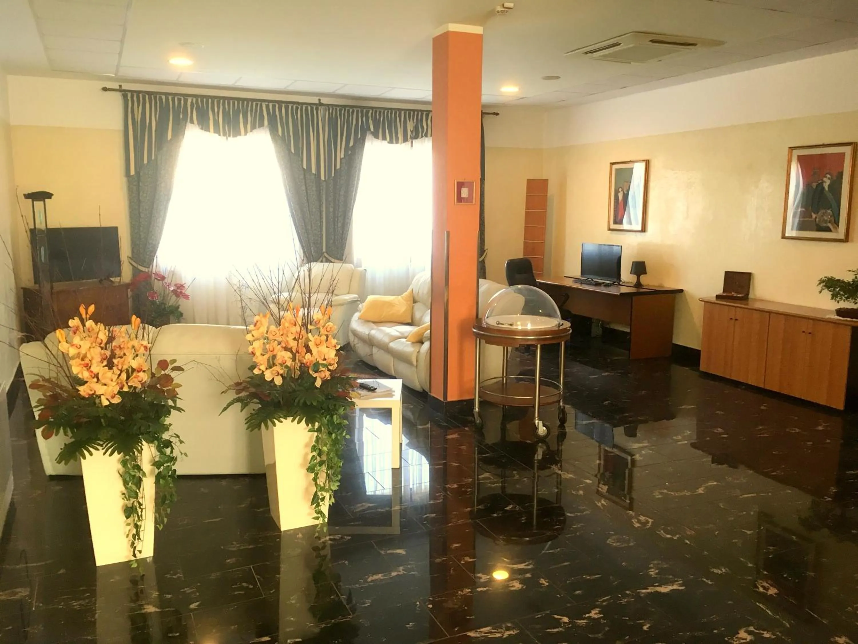 Communal lounge/ TV room in Hotel Internazionale Gorizia