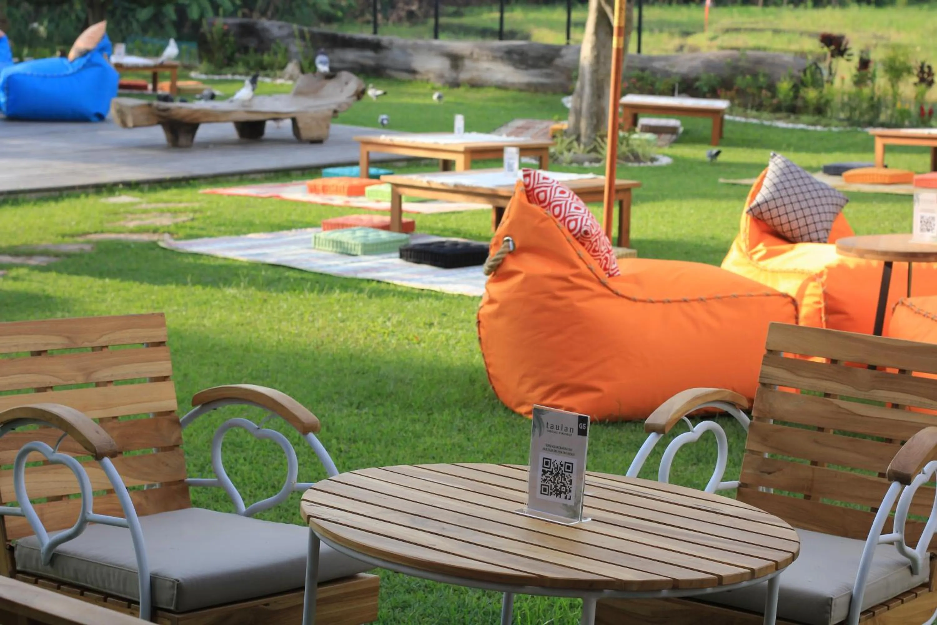 Garden in Taulan Villa by Social Hideout