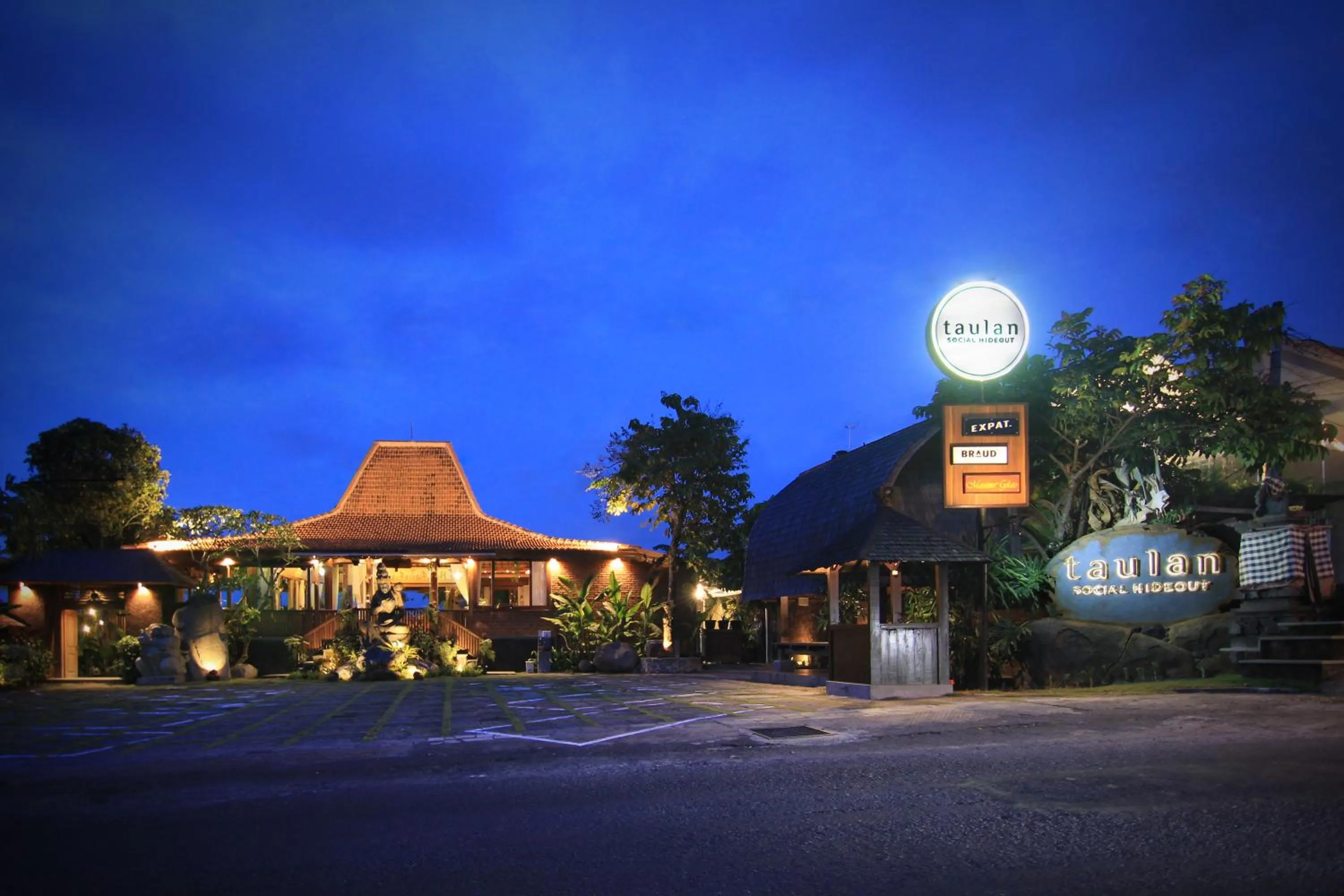 Facade/entrance in Taulan Villa by Social Hideout