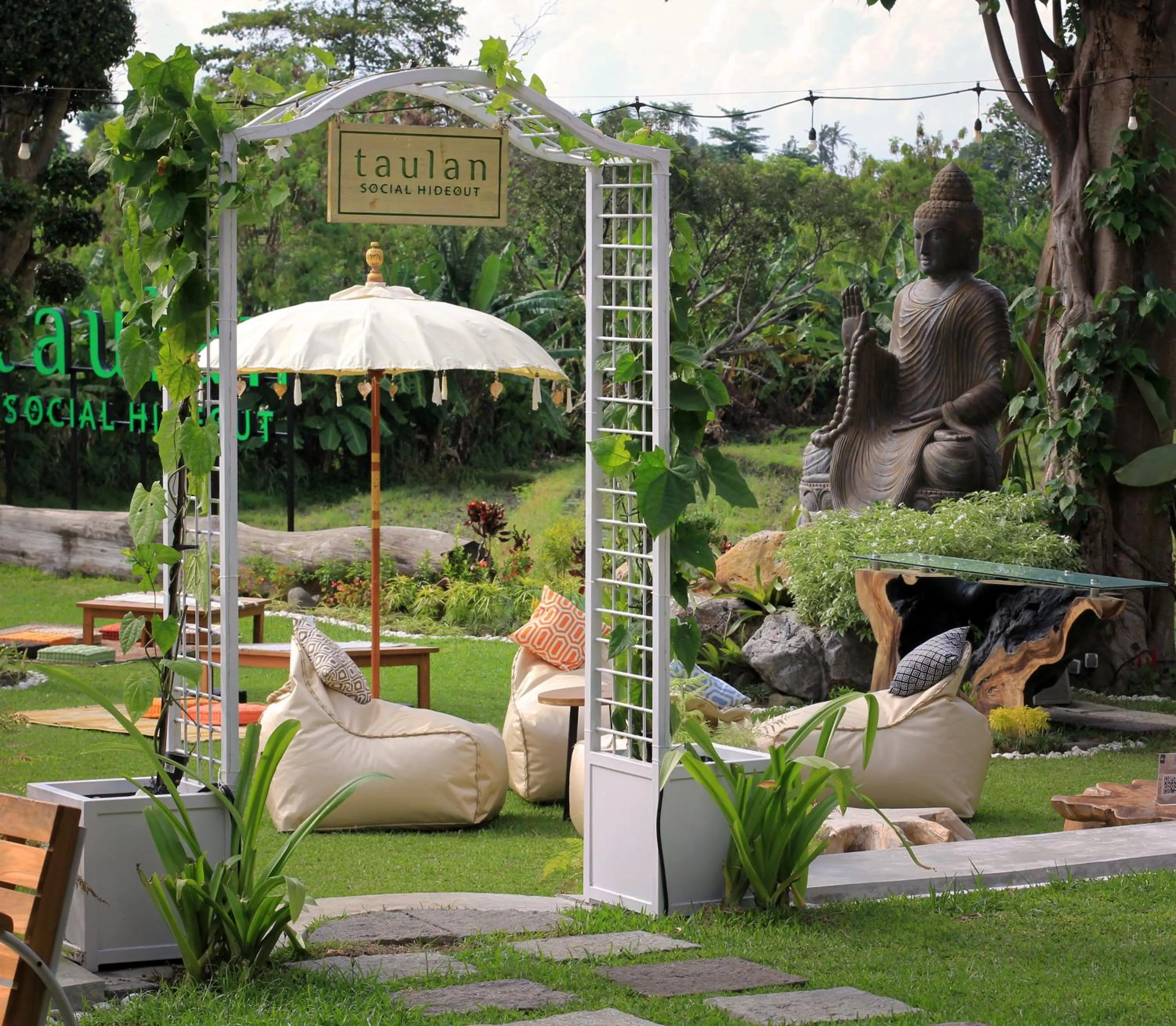 Garden in Taulan Villa by Social Hideout