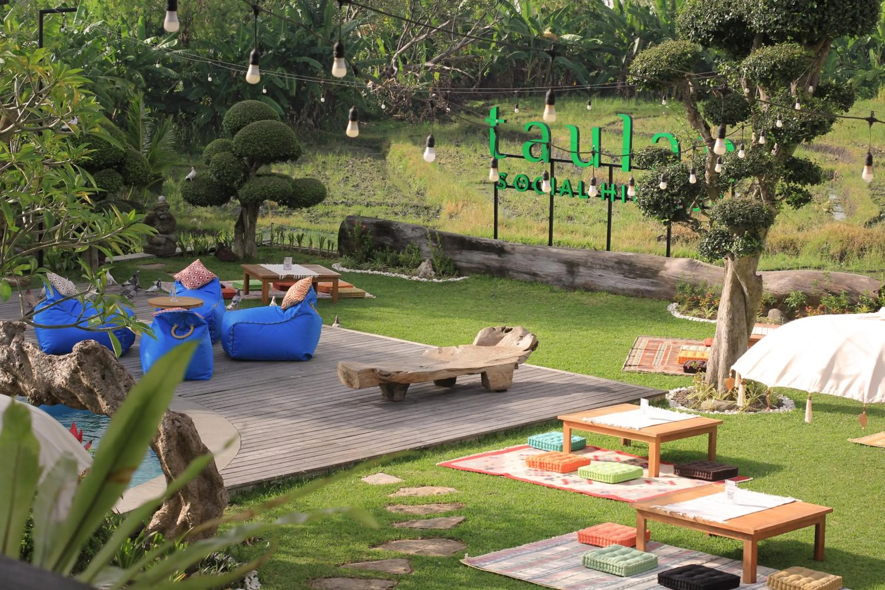 Garden in Taulan Villa by Social Hideout