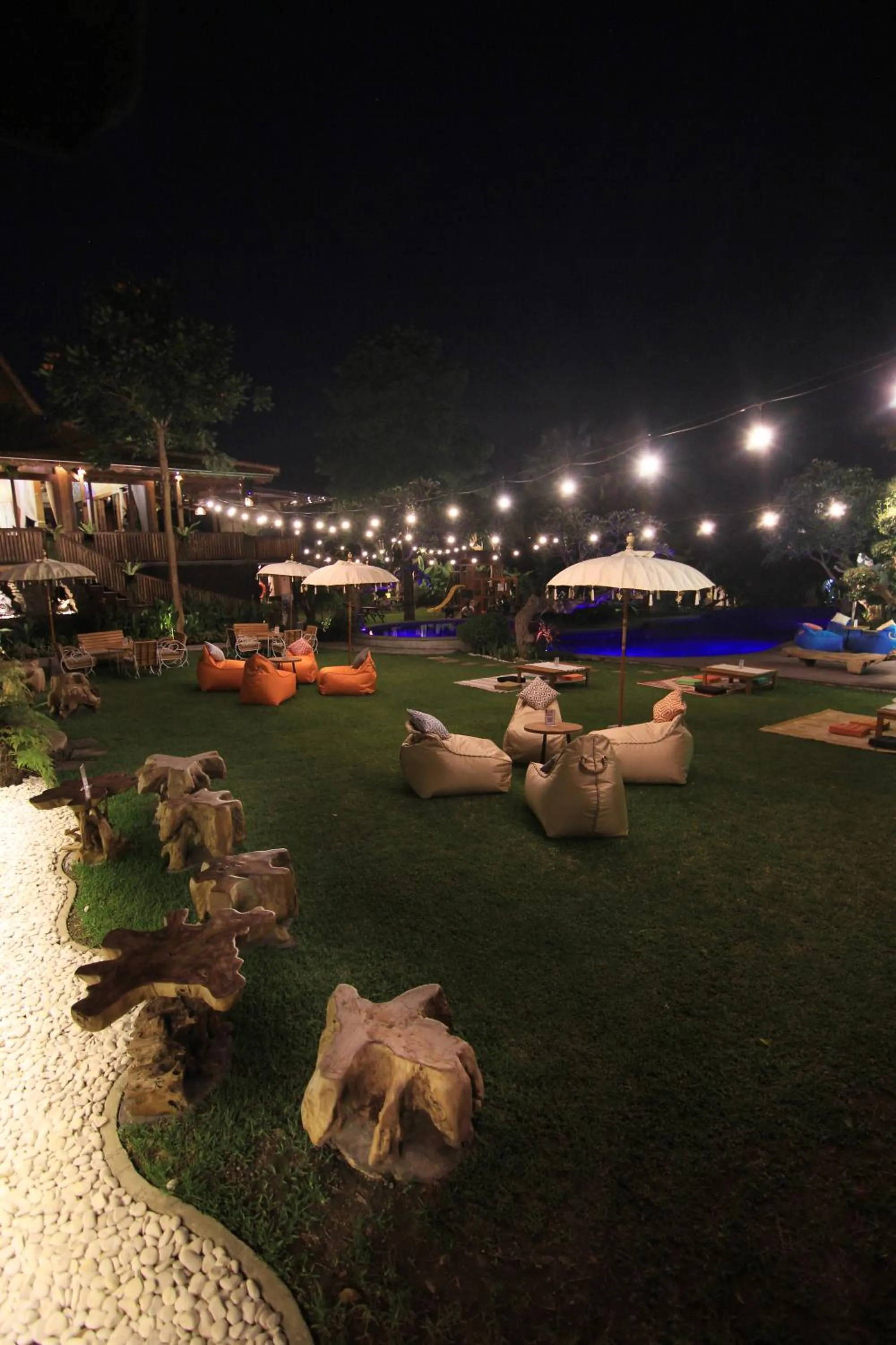 Garden in Taulan Villa by Social Hideout