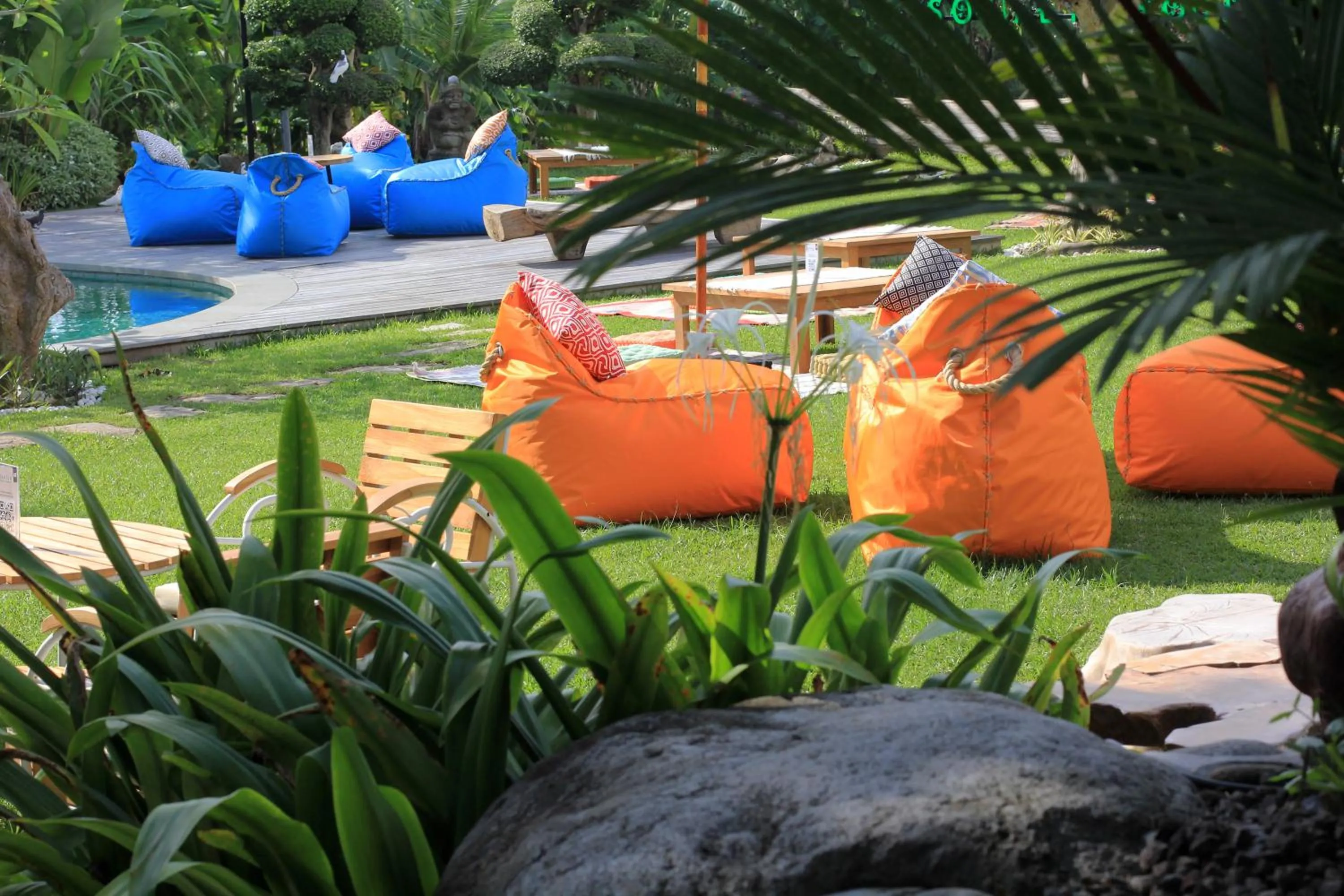 Garden in Taulan Villa by Social Hideout