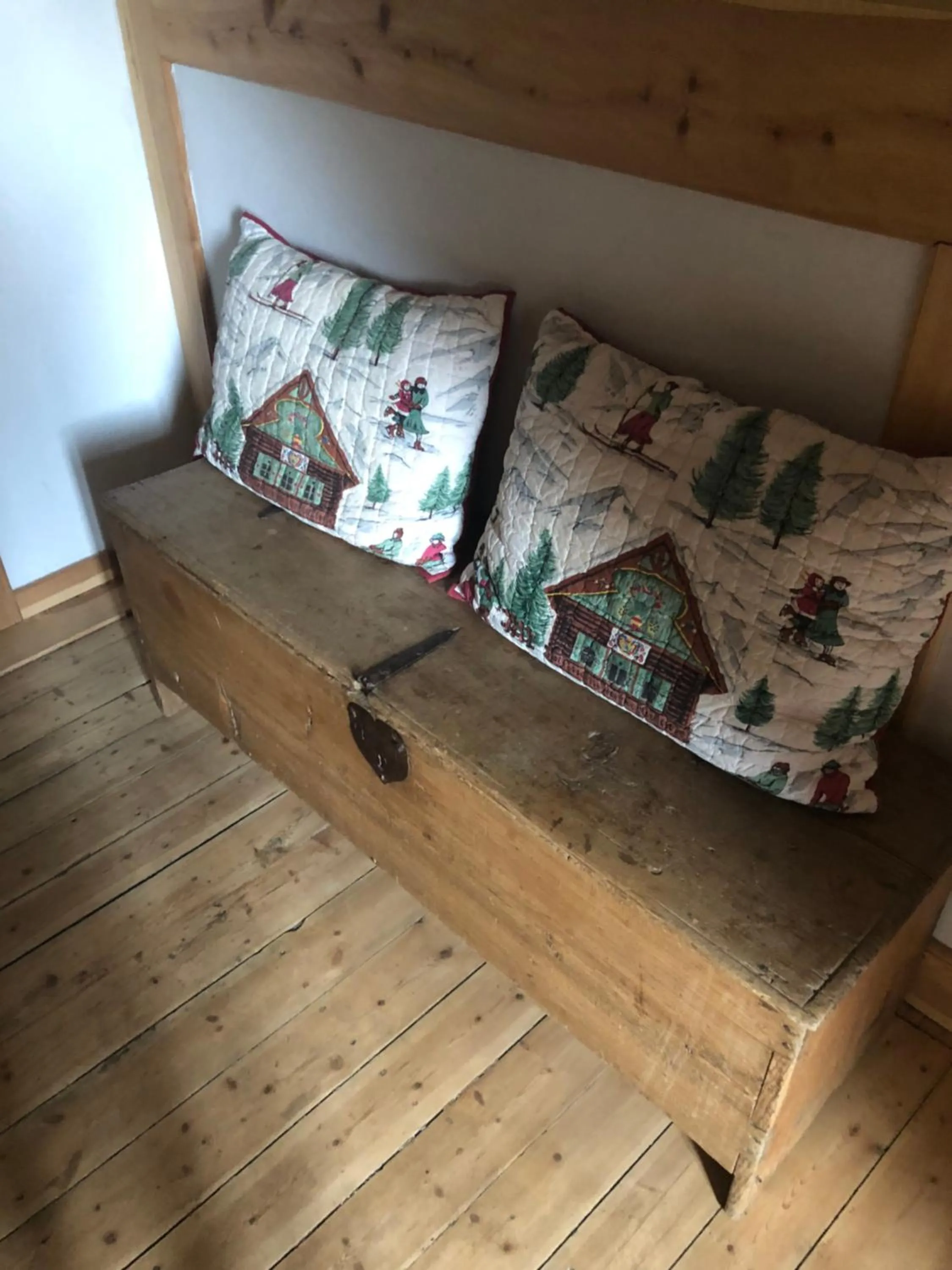 Decorative detail, Bed in Hôtel Restaurant de la Chaussée