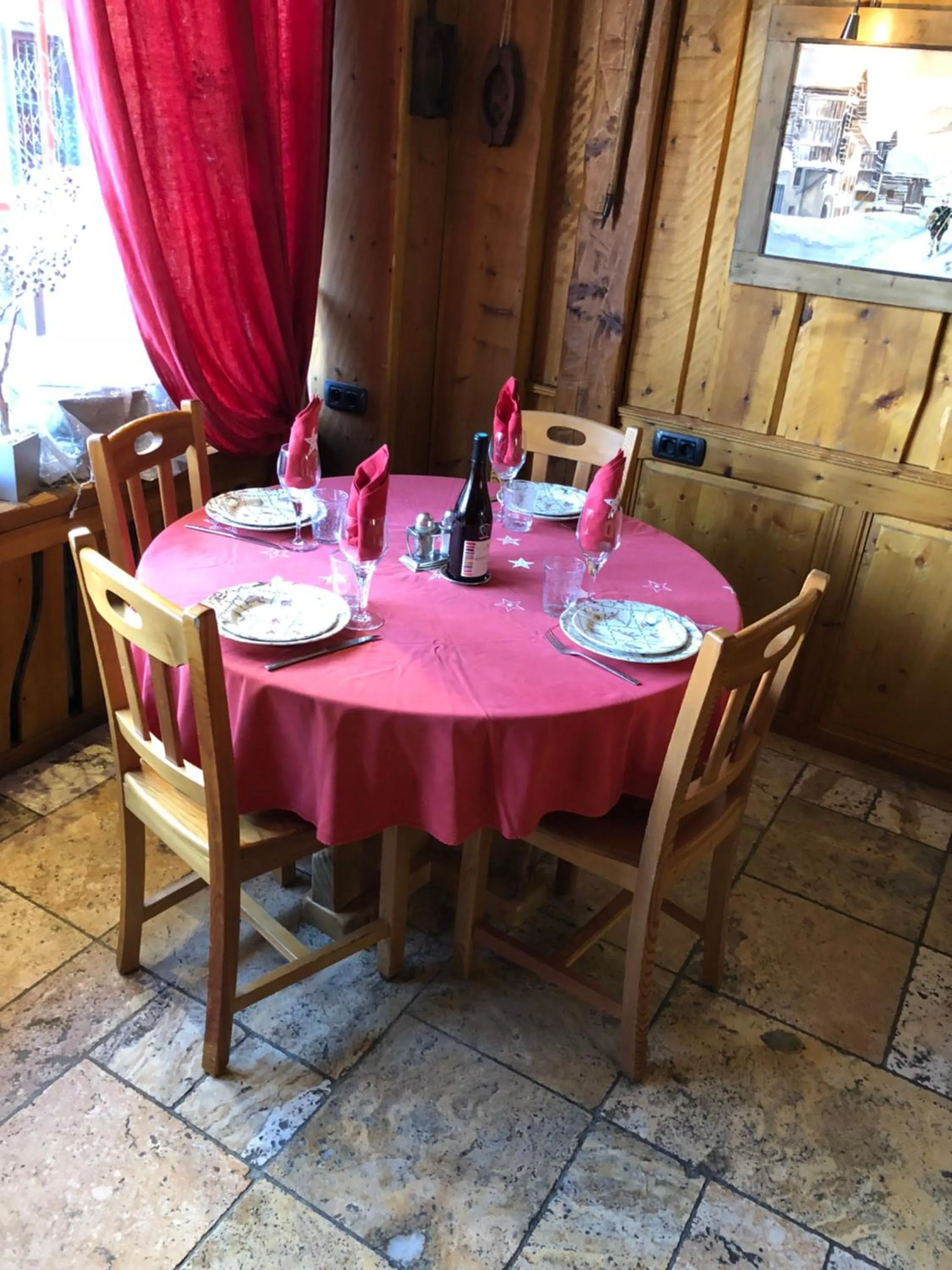 Restaurant/places to eat in Hôtel Restaurant de la Chaussée