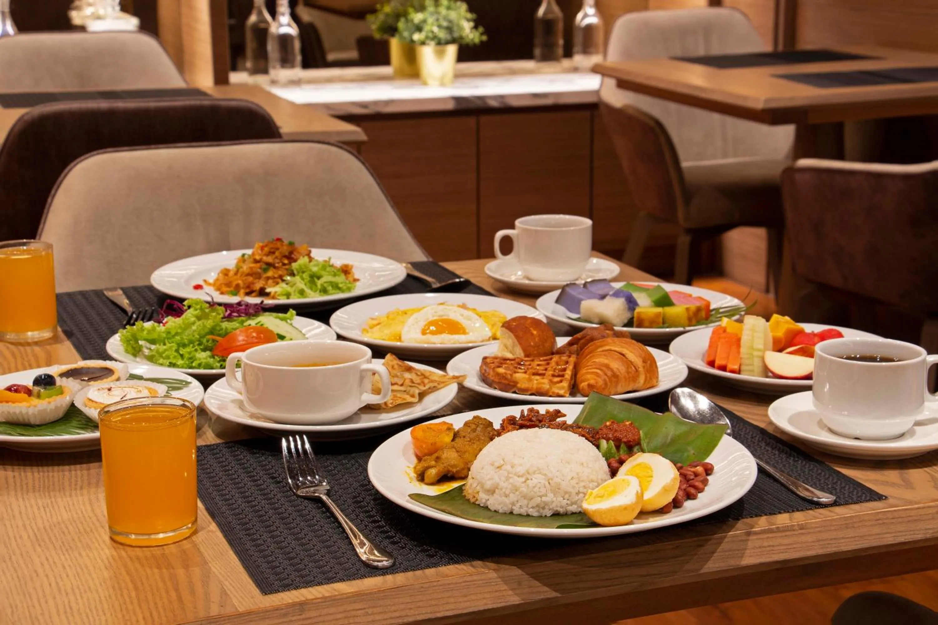 Restaurant/places to eat in Victoria Garden Hotel